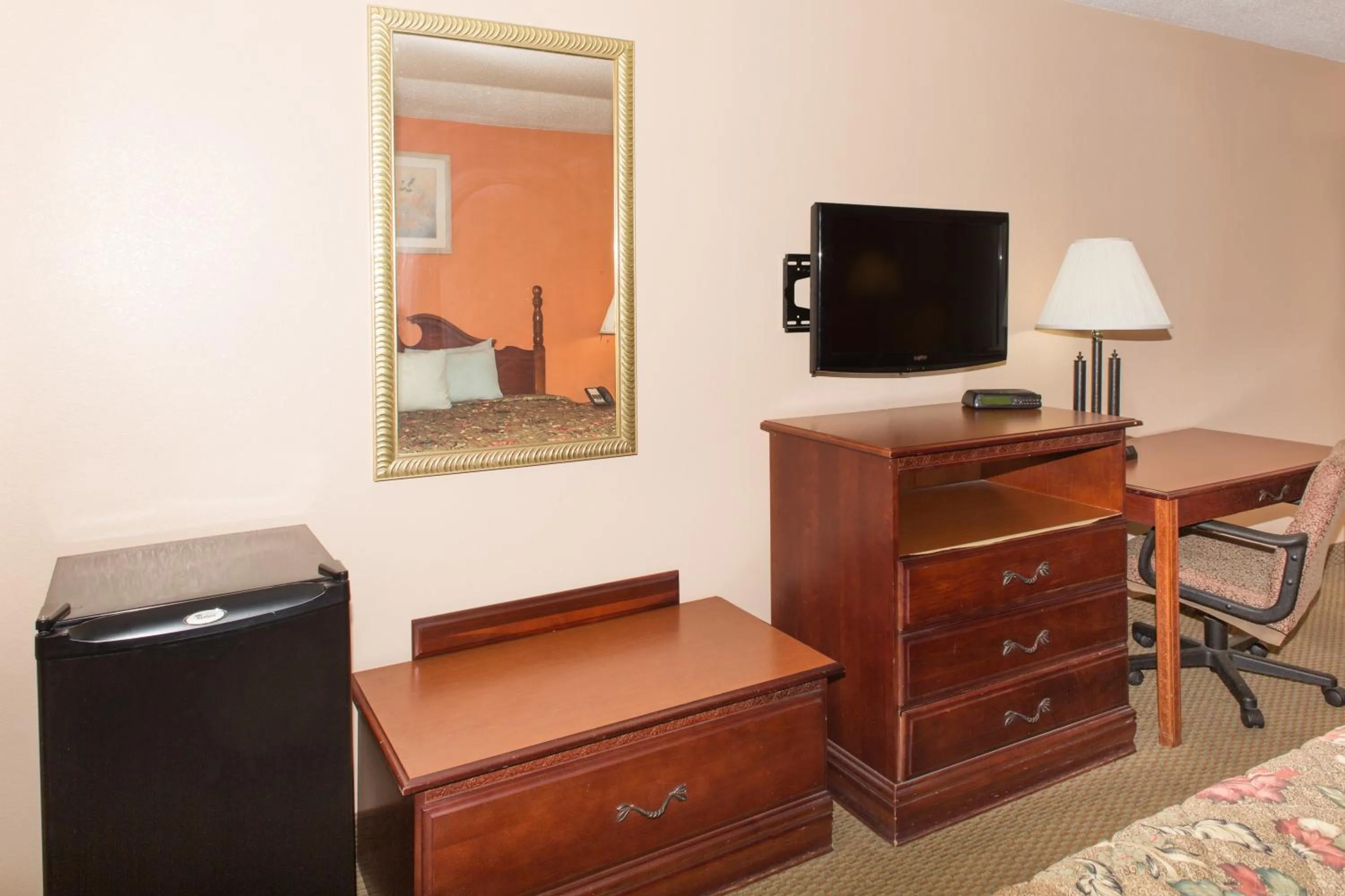 TV/Entertainment Center in Knights Inn Grenada