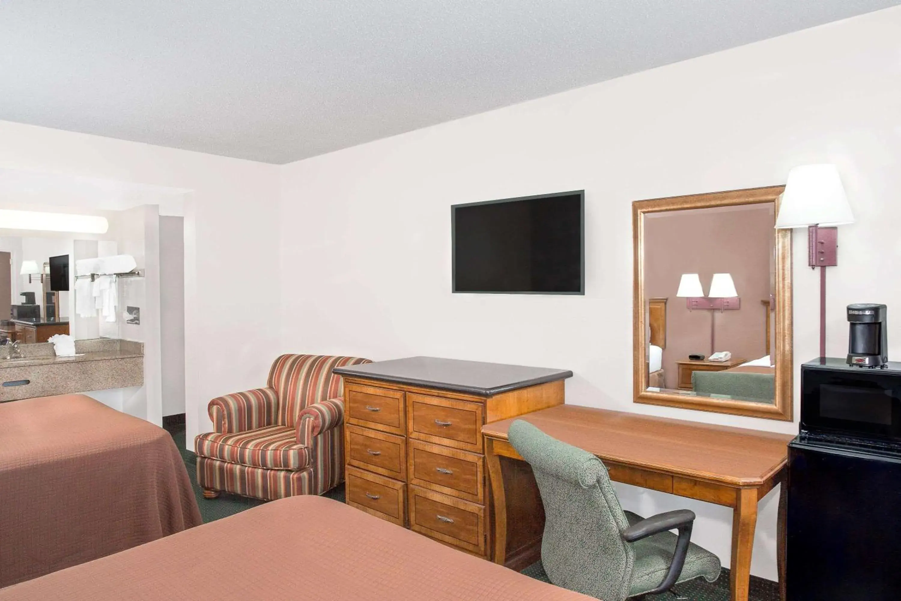 Photo of the whole room, TV/Entertainment Center in Howard Johnson by Wyndham Ft. Myers FL