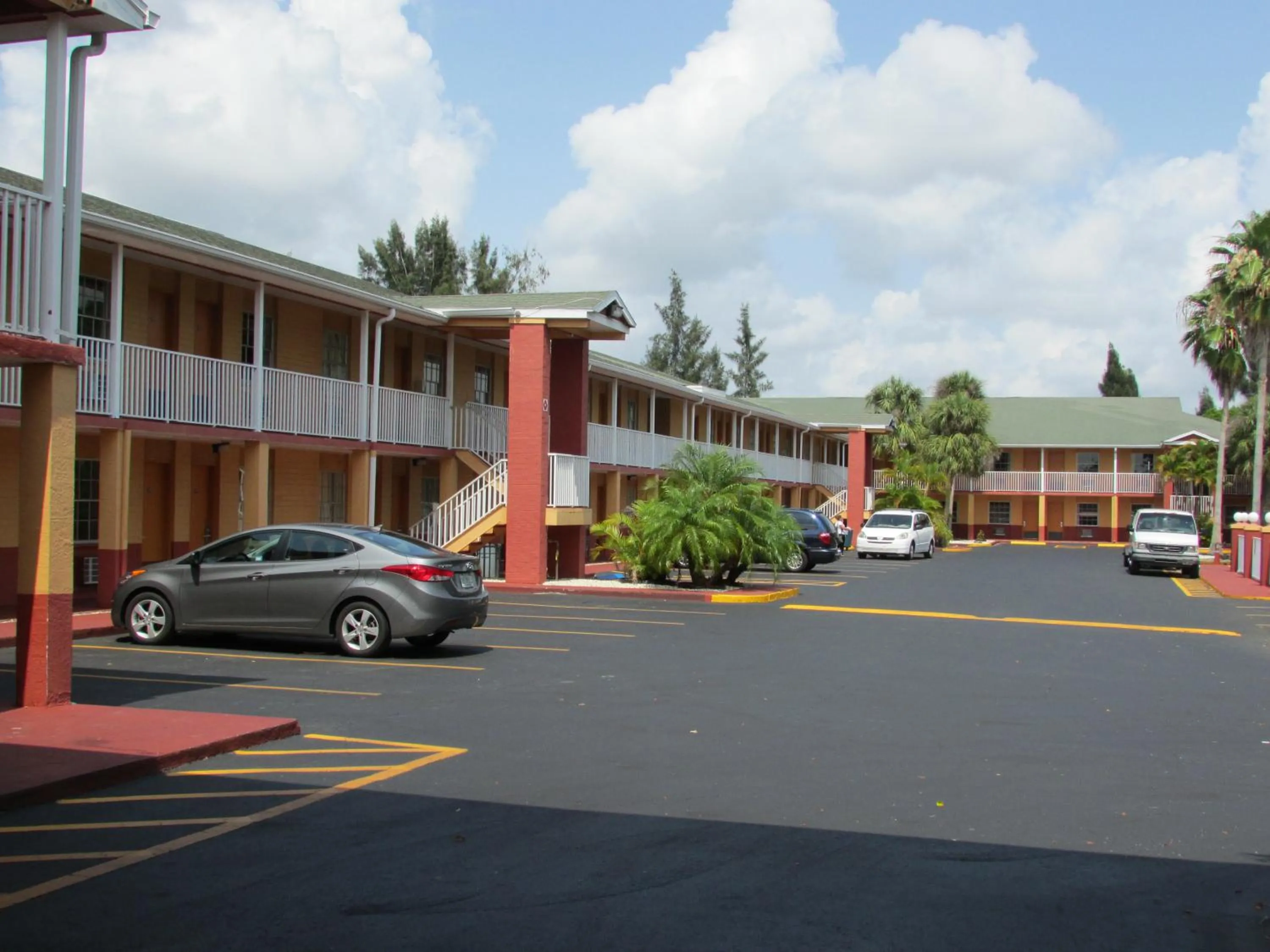 Property building in Howard Johnson by Wyndham Ft. Myers FL