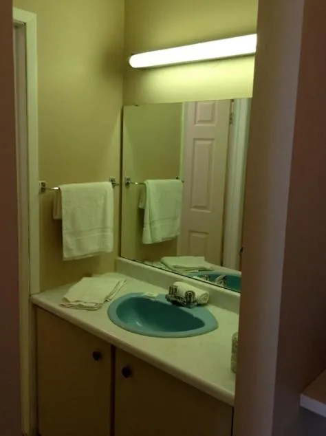 Bathroom in Lotus Motel