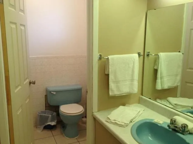 Bathroom in Lotus Motel