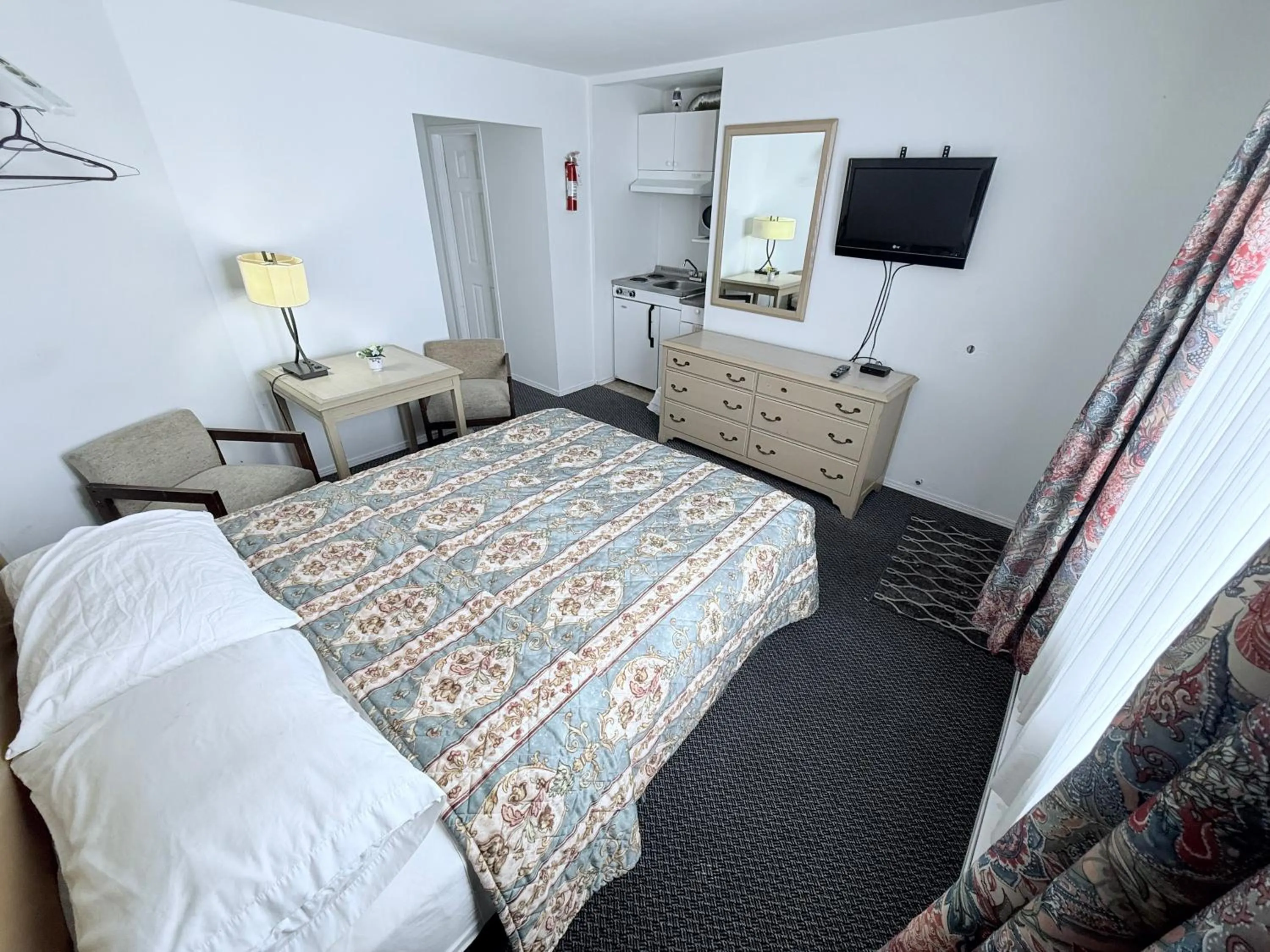 Bed in Guest Inn Motel