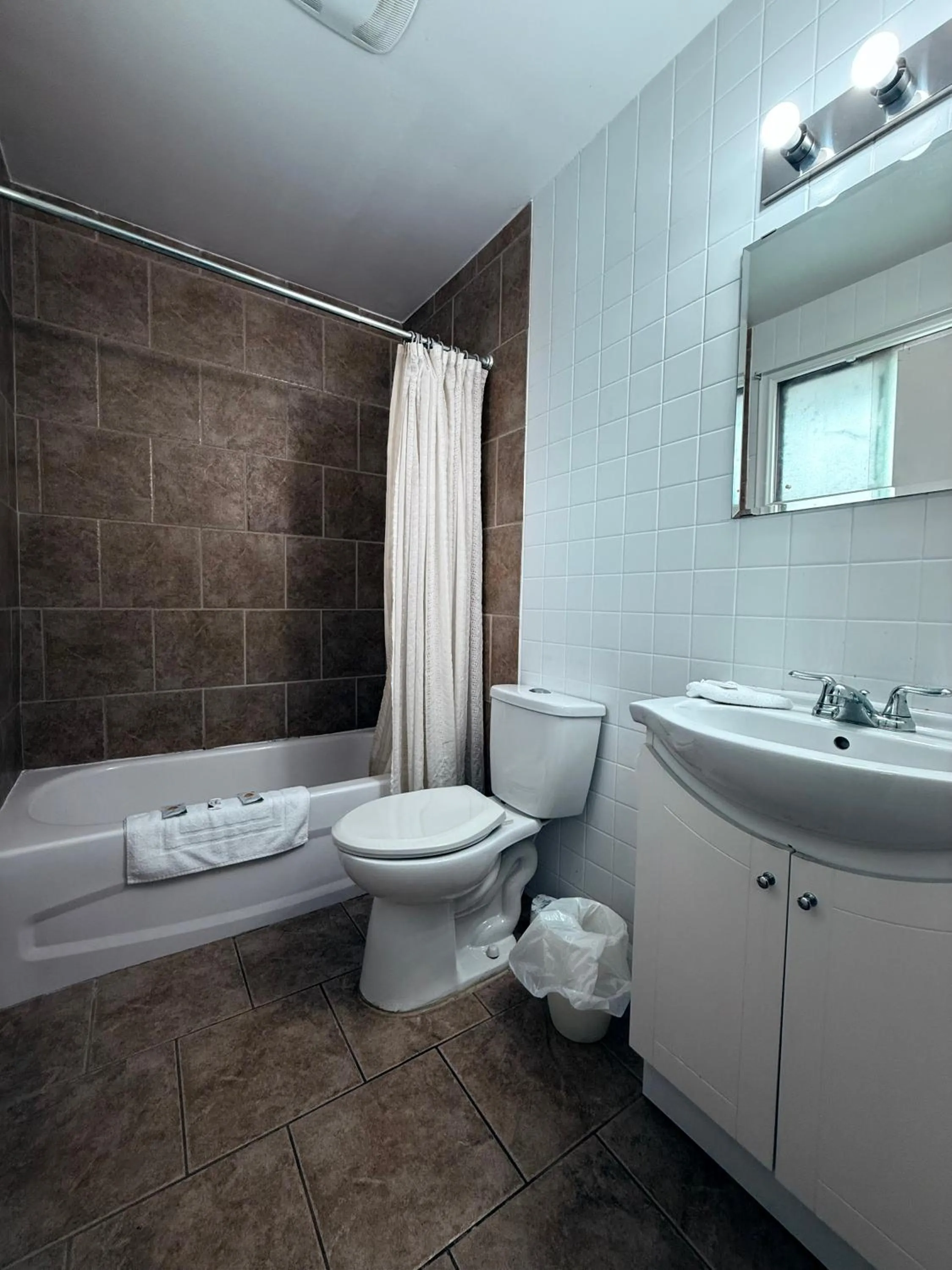 Shower in Guest Inn Motel