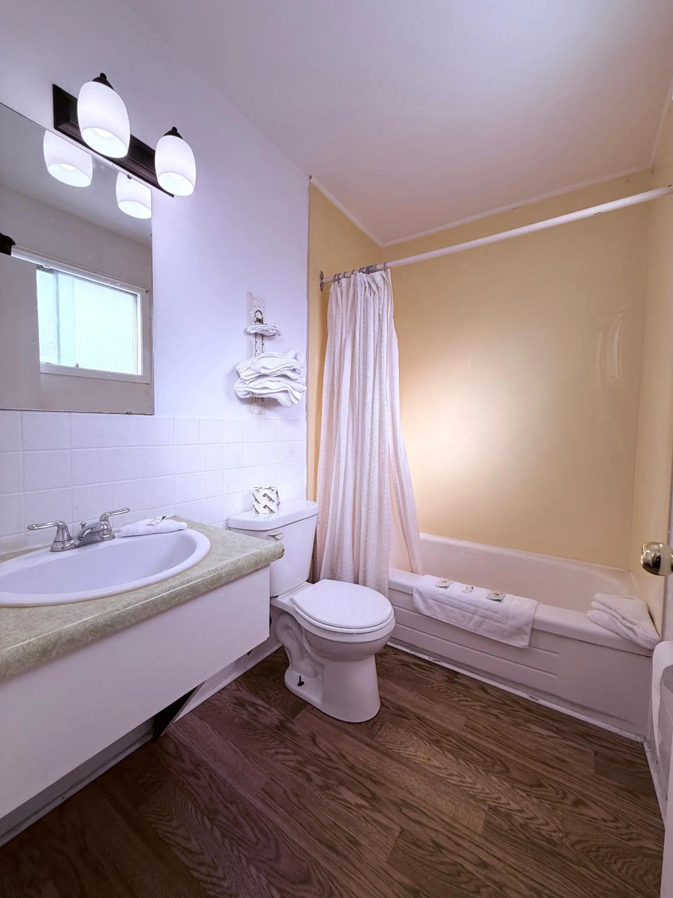 Toilet, Bed in Guest Inn Motel