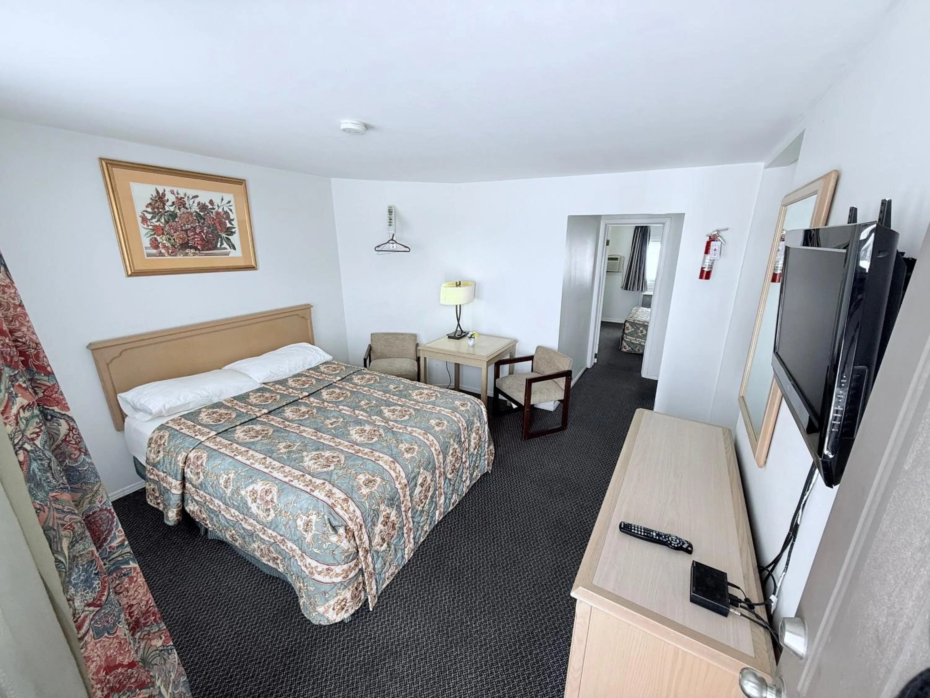 Communal lounge/ TV room, Bed in Guest Inn Motel