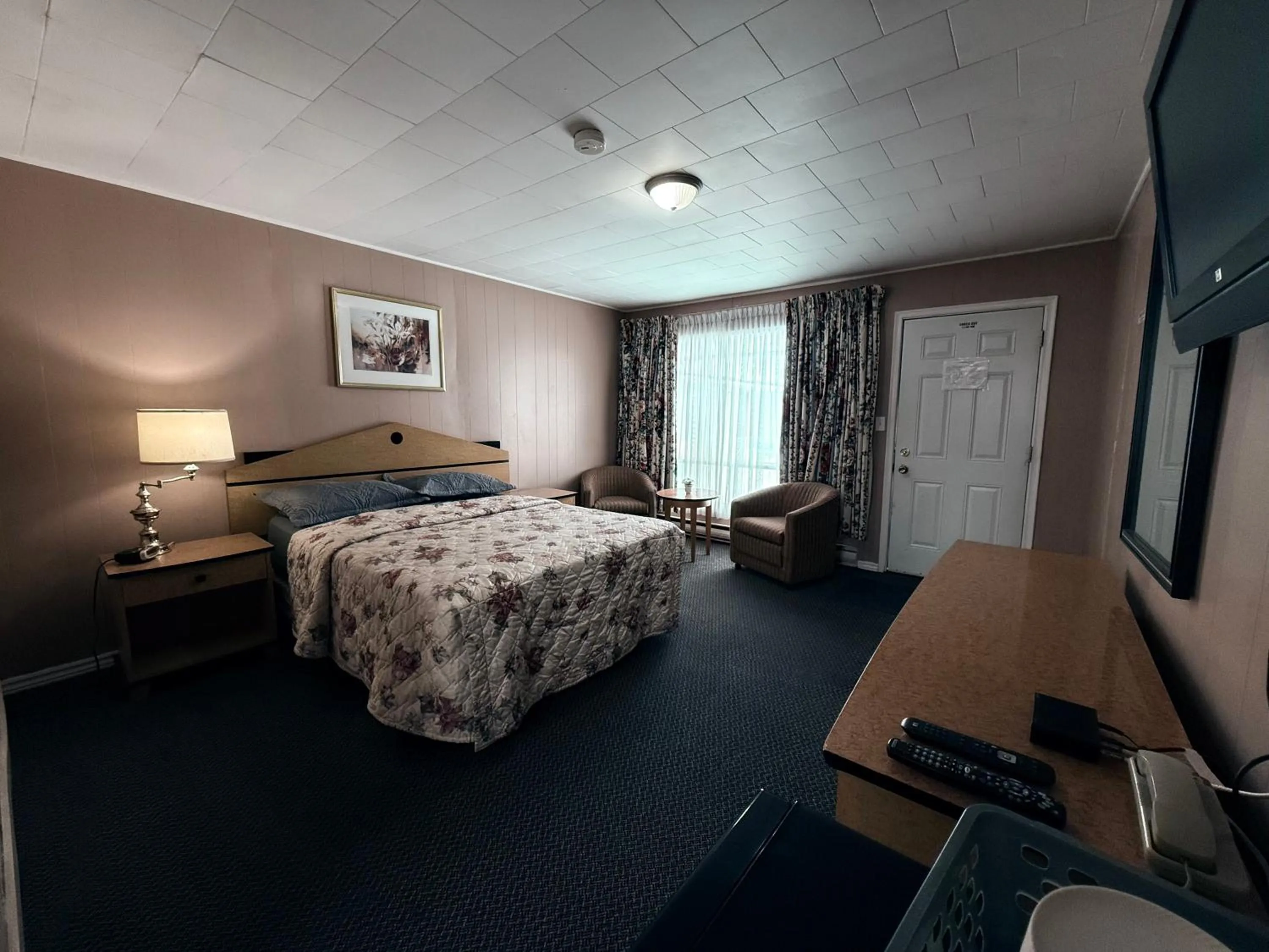 Bed in Guest Inn Motel