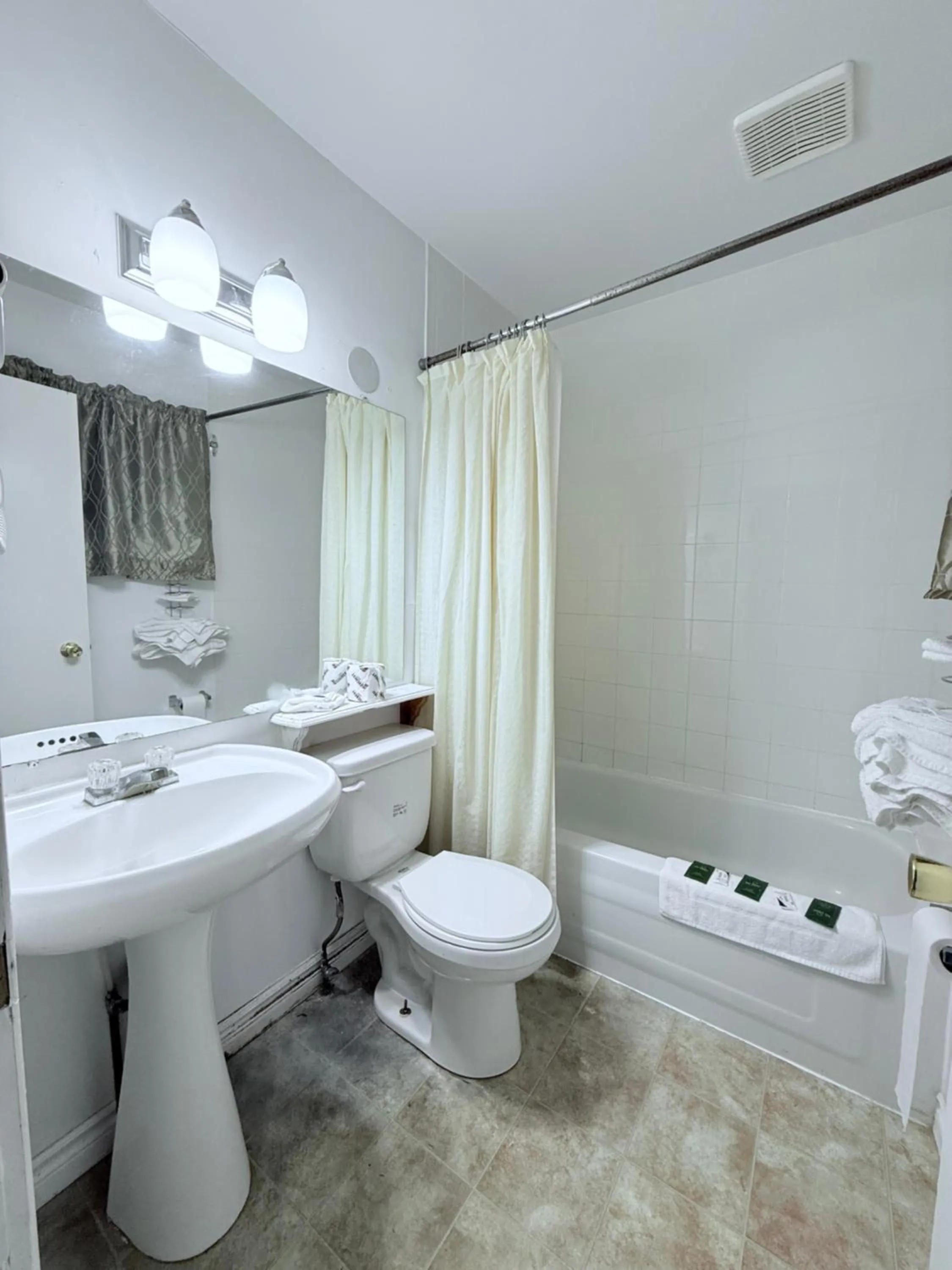 Shower in Guest Inn Motel