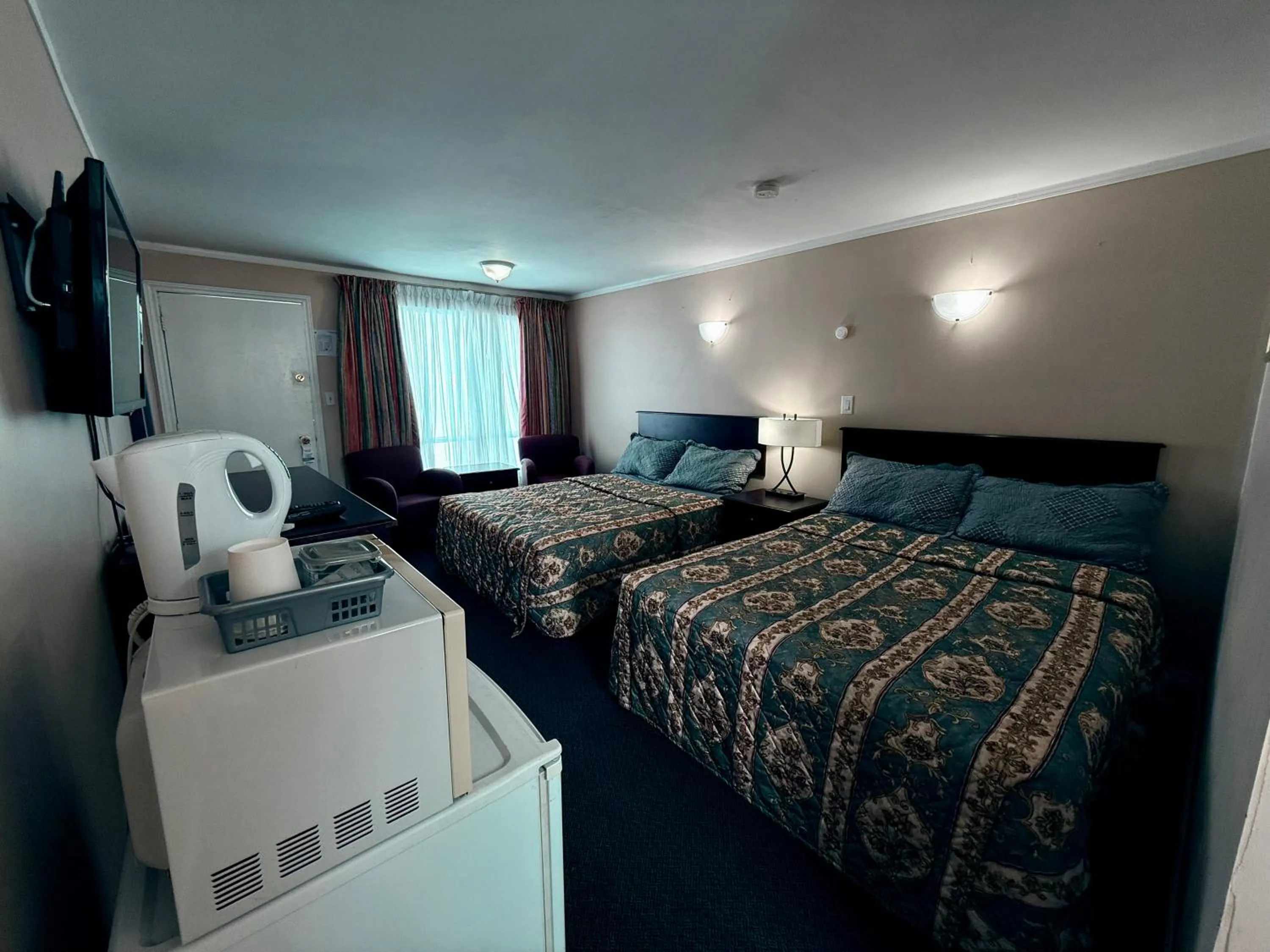 Bed in Guest Inn Motel