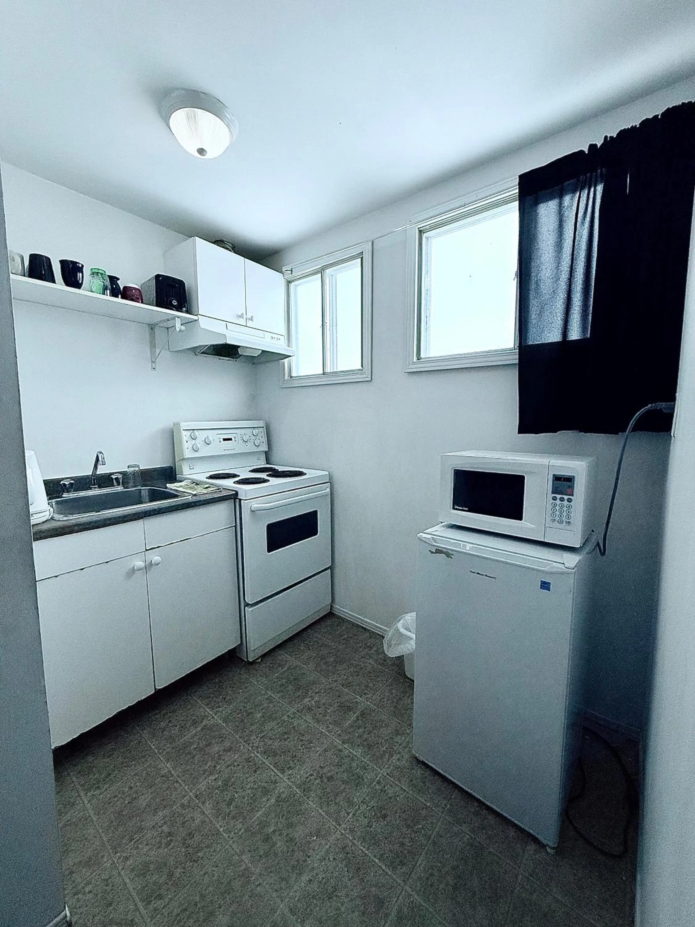 Kitchen or kitchenette in Guest Inn Motel