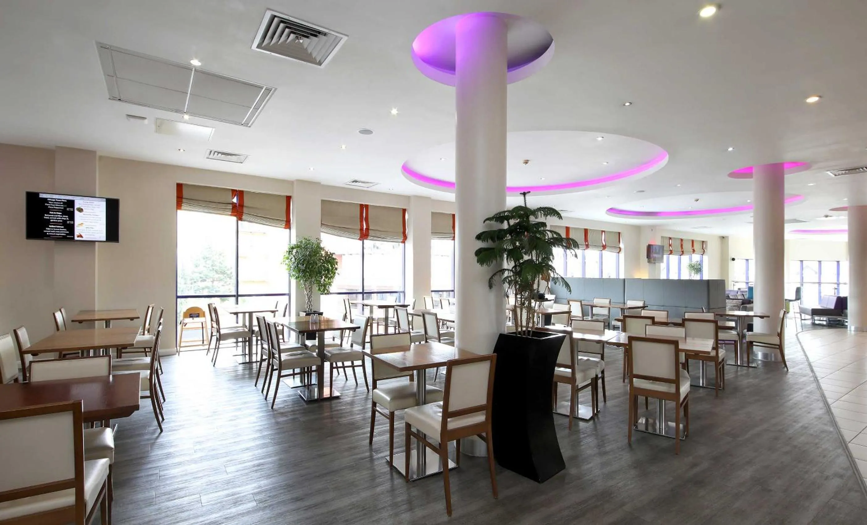 Dining area, Restaurant/Places to Eat in Holiday Inn Express London - Newbury Park, an IHG Hotel