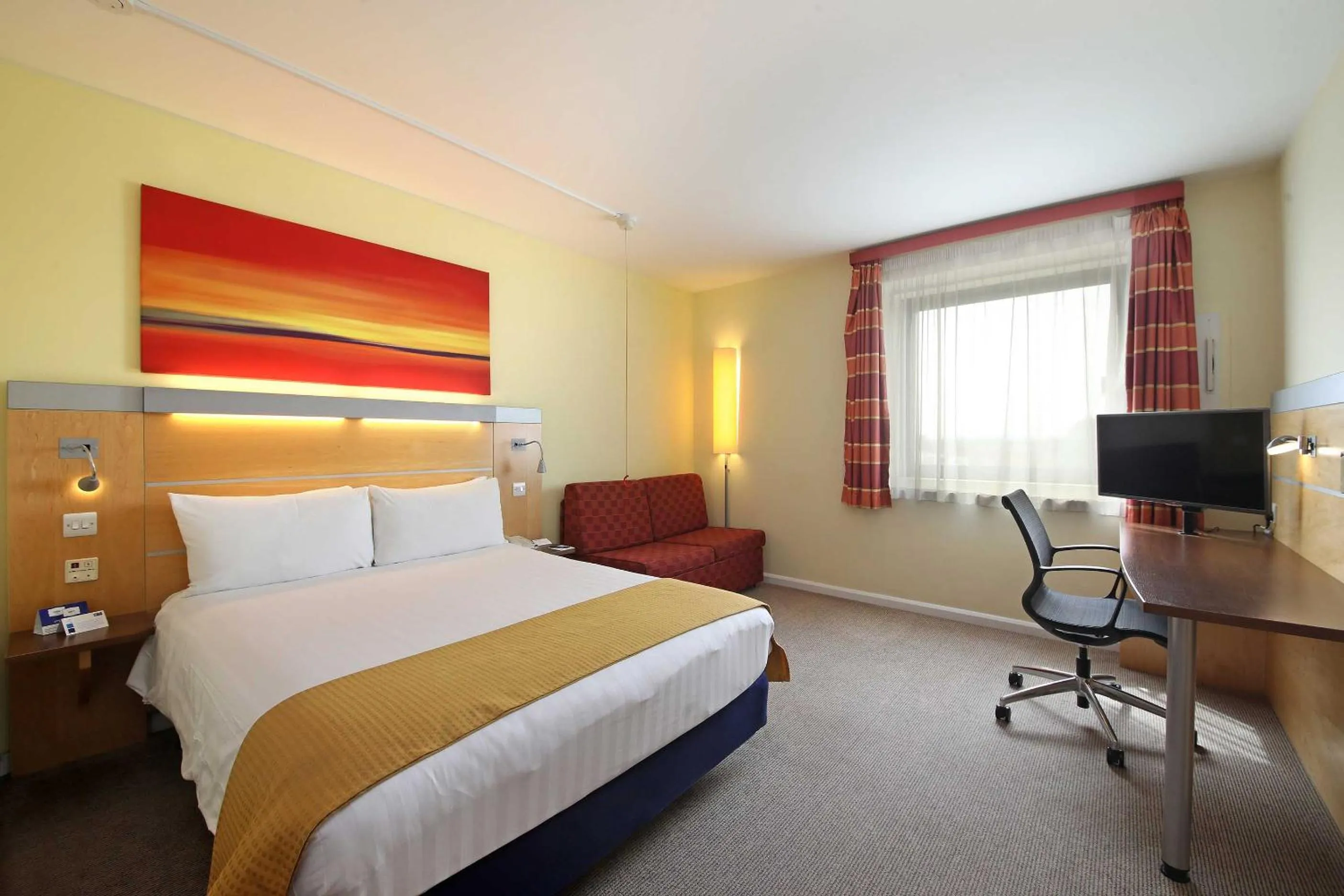 Bed, TV/Entertainment Center in Holiday Inn Express London - Newbury Park, an IHG Hotel