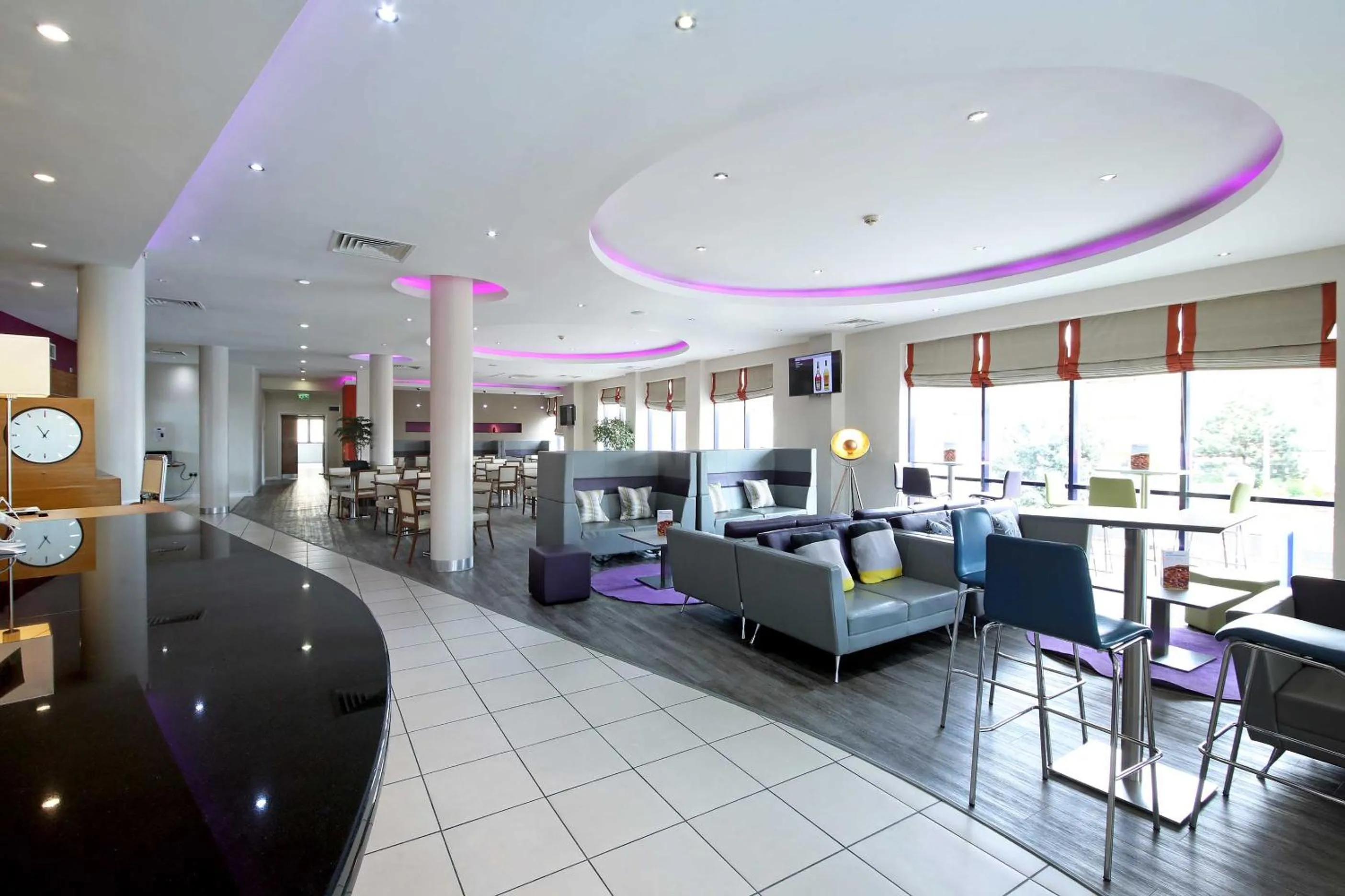 Lounge or bar in Holiday Inn Express London - Newbury Park, an IHG Hotel