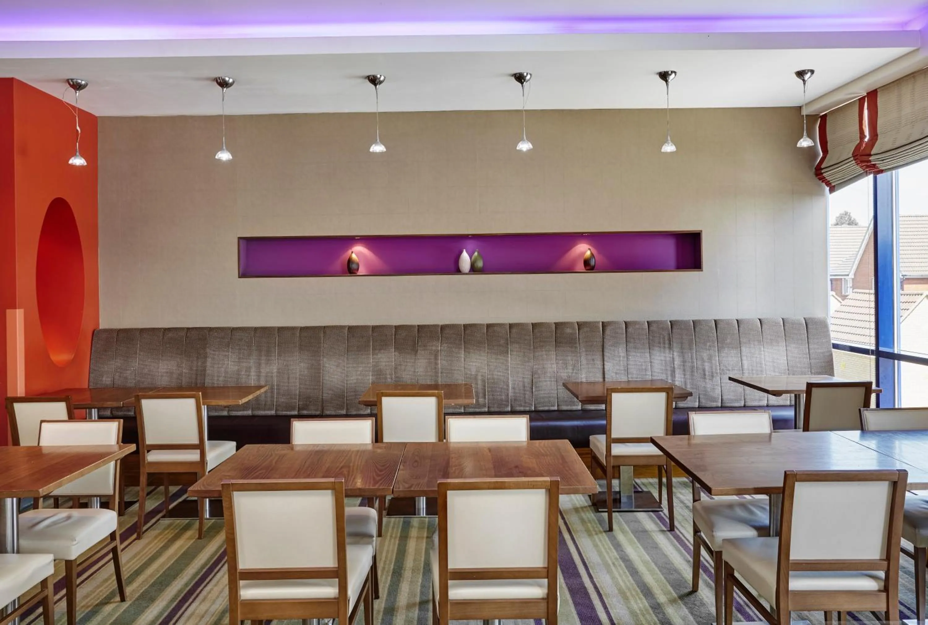 Restaurant/Places to Eat in Holiday Inn Express London - Newbury Park, an IHG Hotel