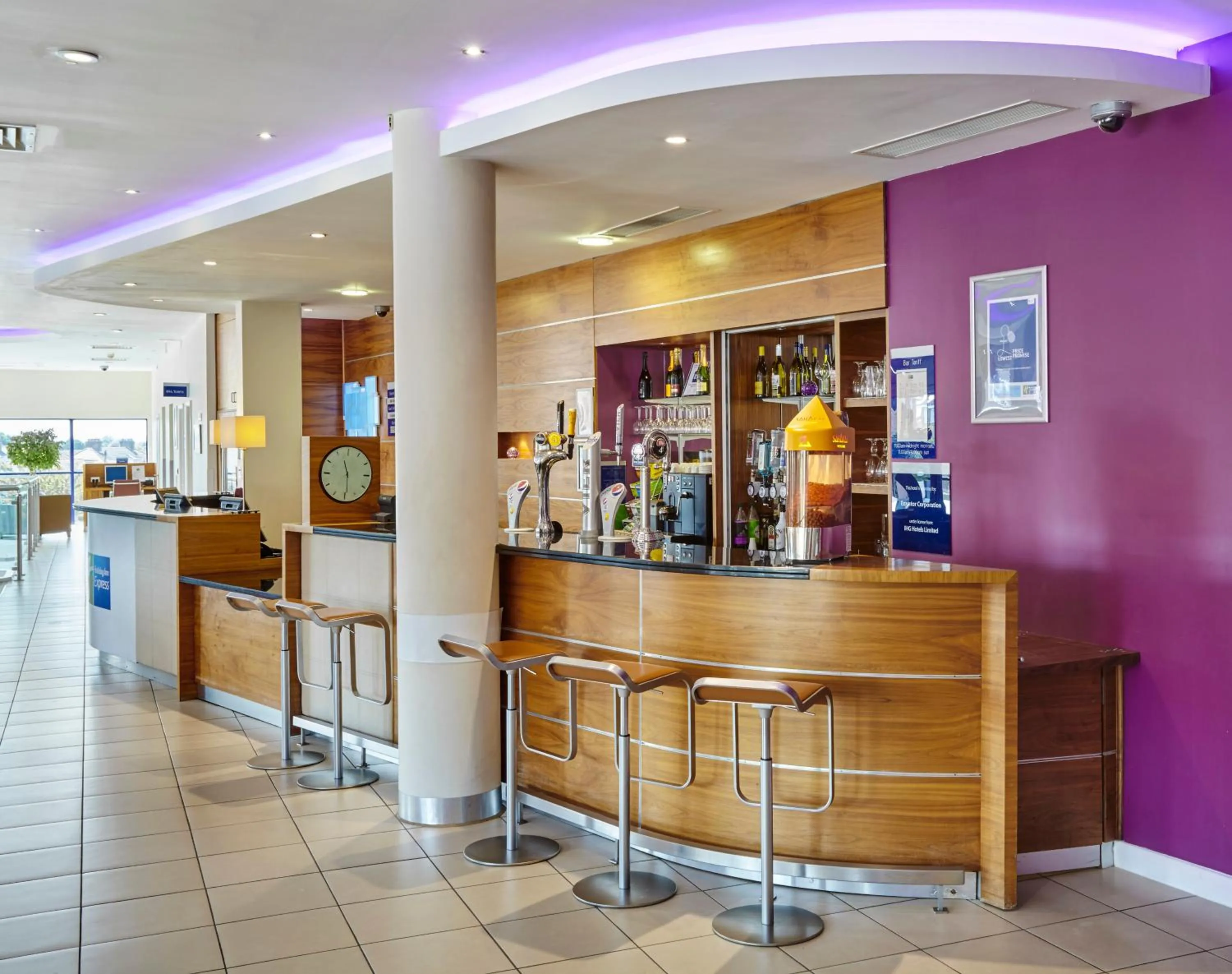 Lounge or bar in Holiday Inn Express London - Newbury Park, an IHG Hotel