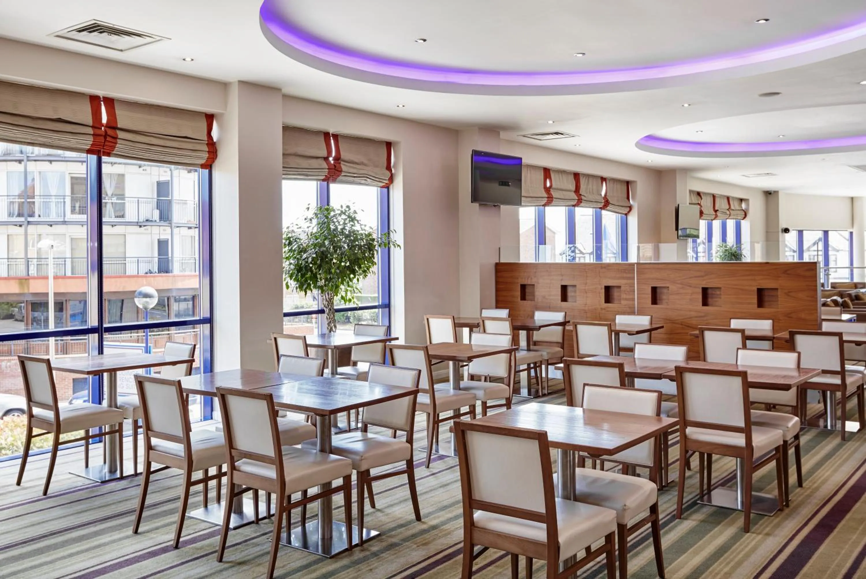 Breakfast, Restaurant/Places to Eat in Holiday Inn Express London - Newbury Park, an IHG Hotel