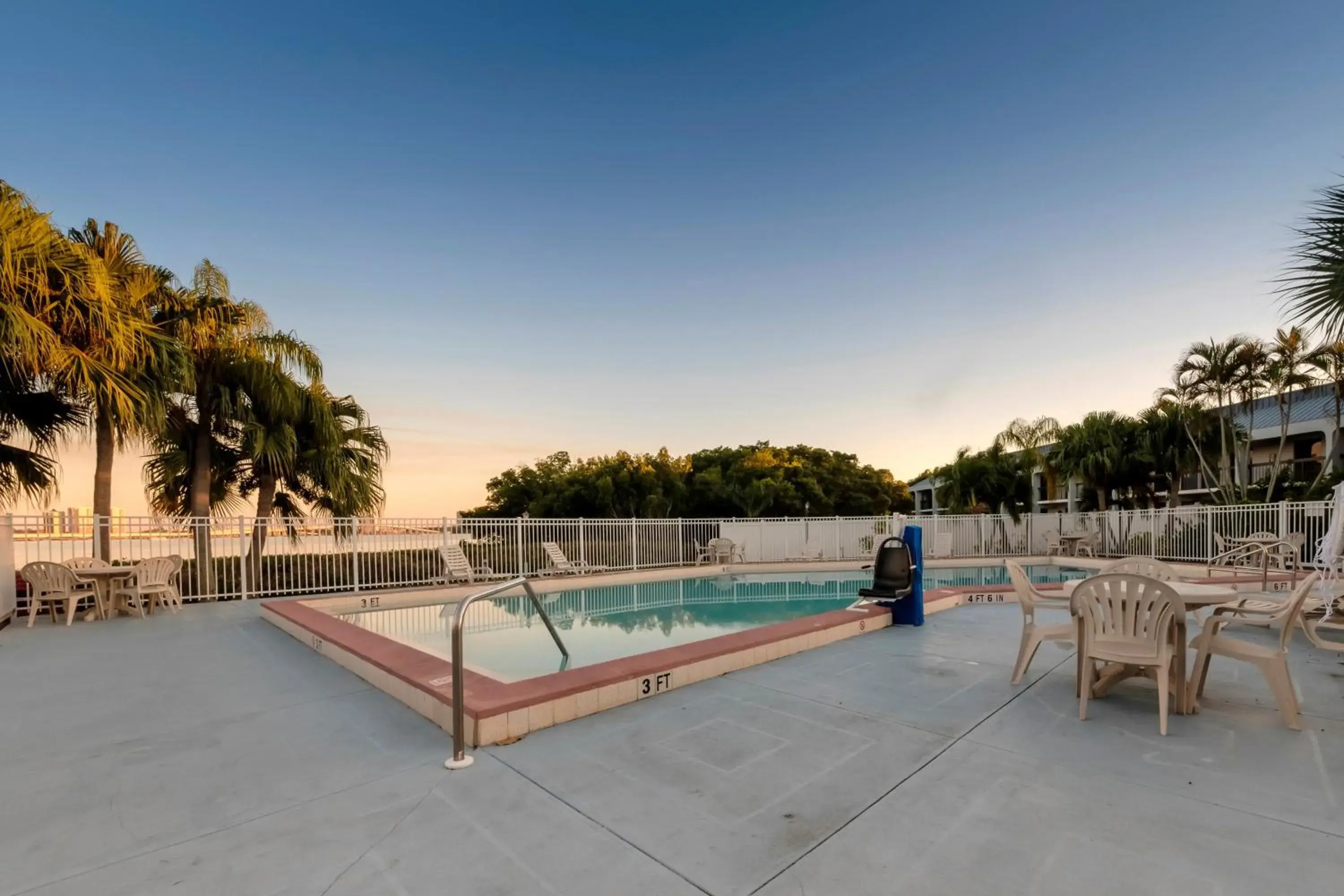 Swimming Pool in Red Roof Inn Ft. Myers