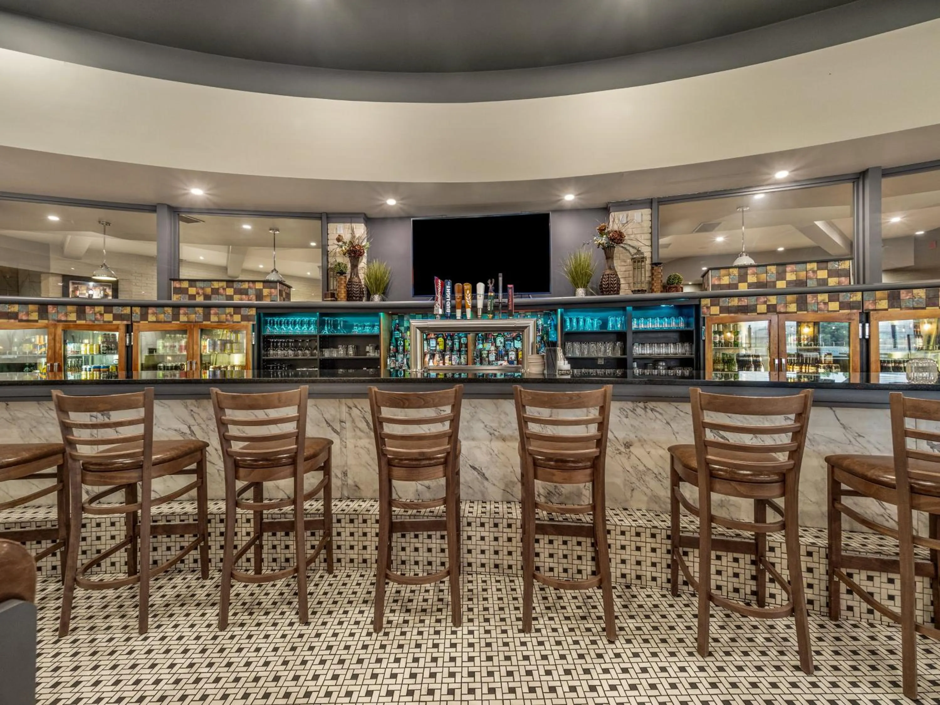 Lounge or bar in Holiday Inn Lethbridge by IHG