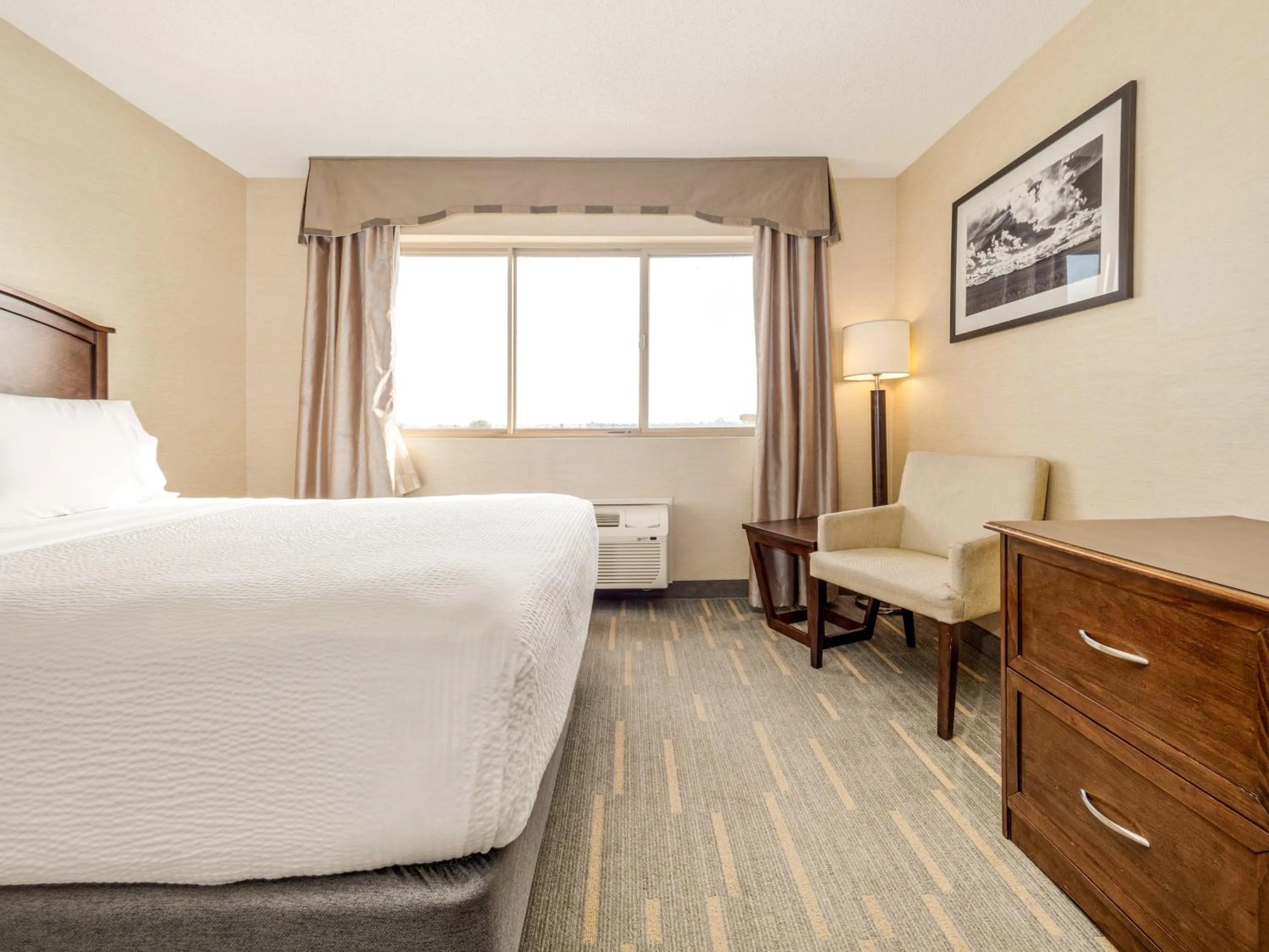 Photo of the whole room, Bed in Holiday Inn Lethbridge by IHG