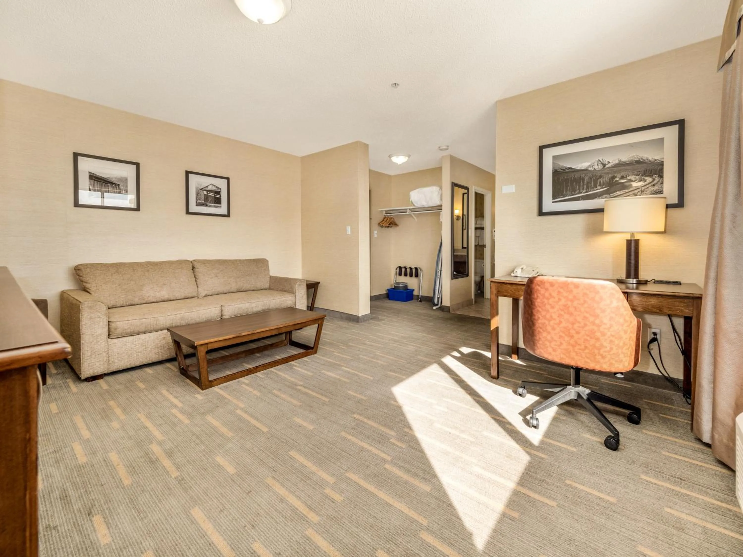 TV and multimedia in Holiday Inn Lethbridge by IHG