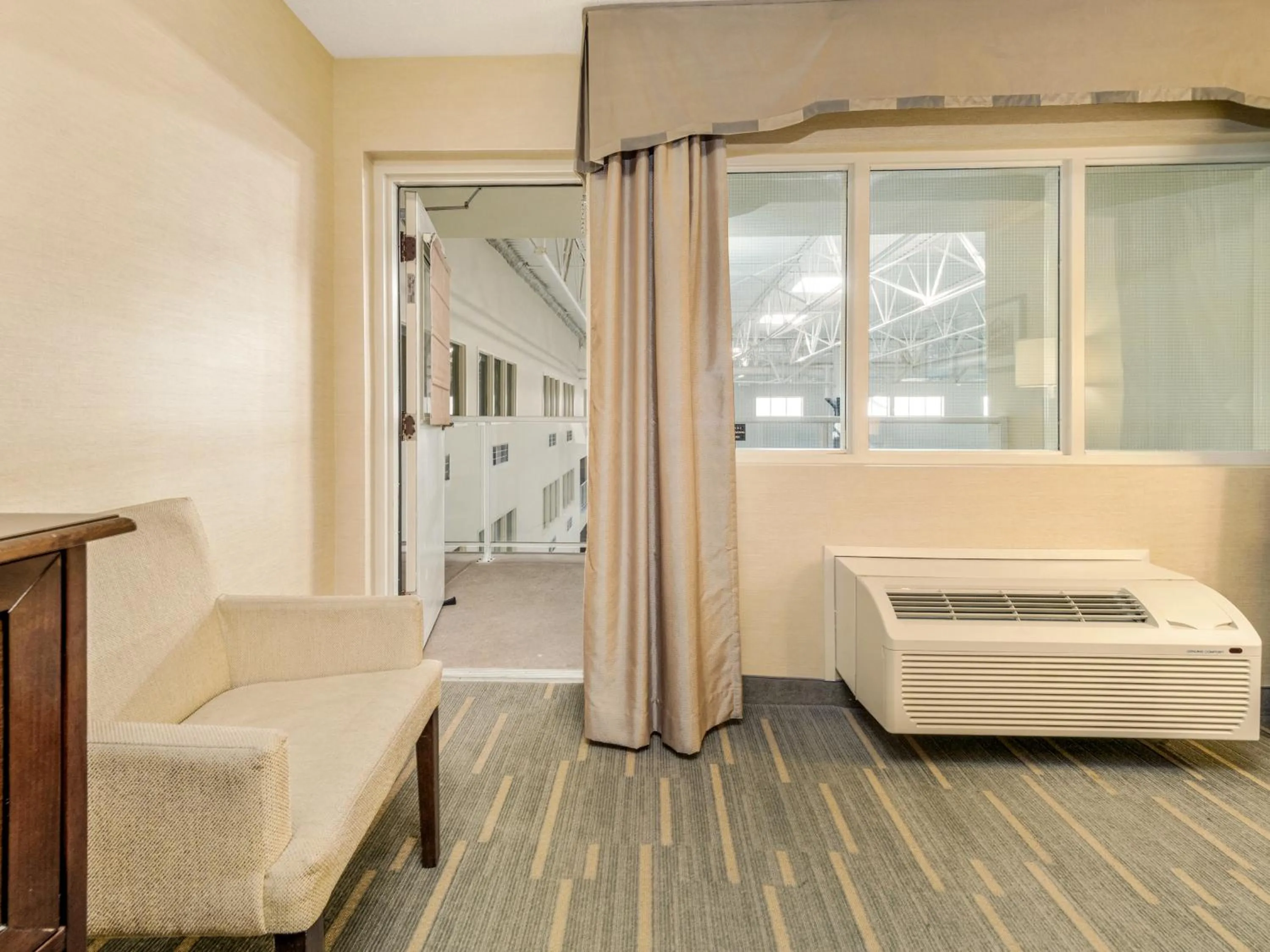 Balcony/Terrace, Bed in Holiday Inn Lethbridge by IHG