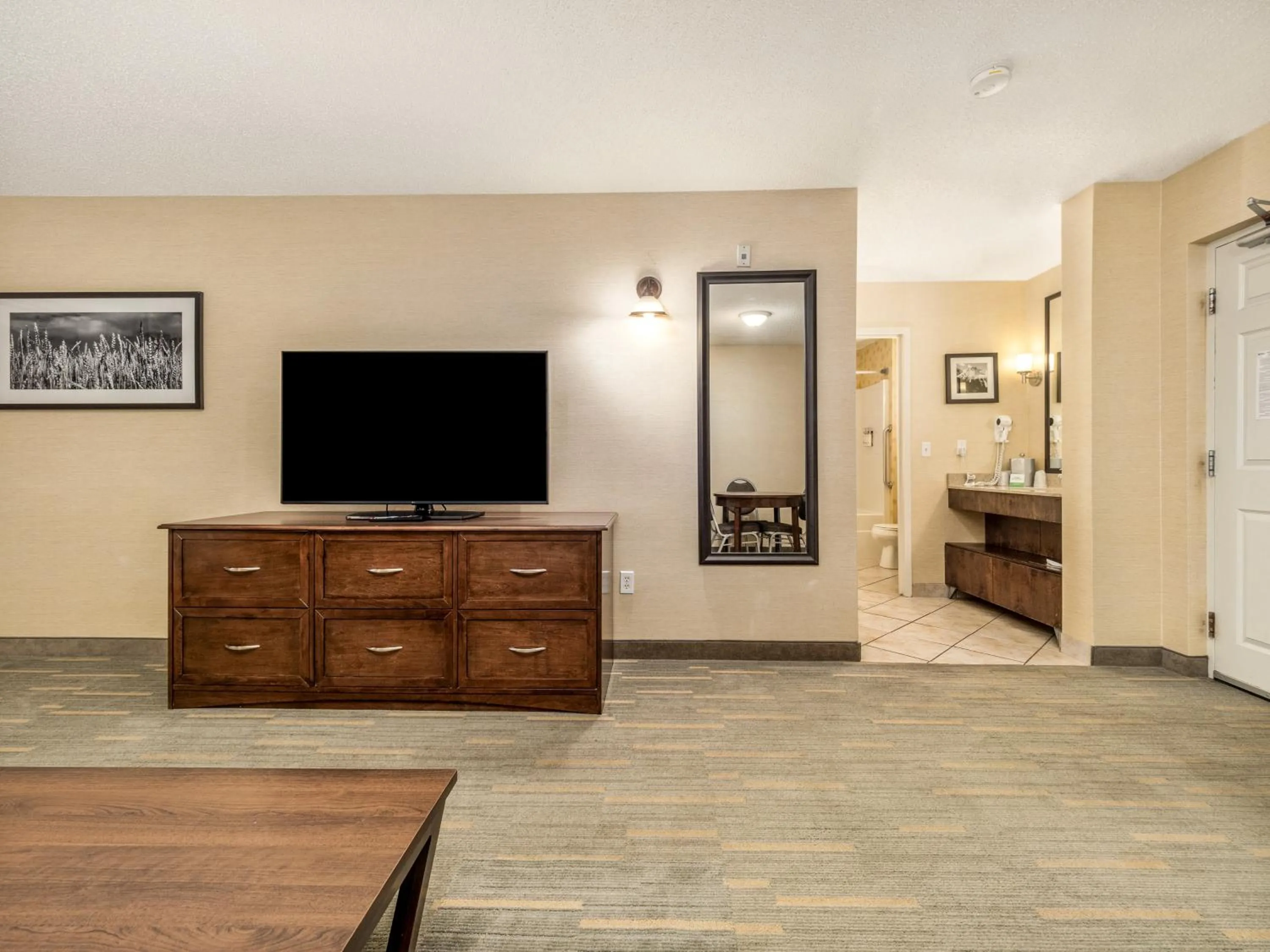 TV and multimedia in Holiday Inn Lethbridge by IHG