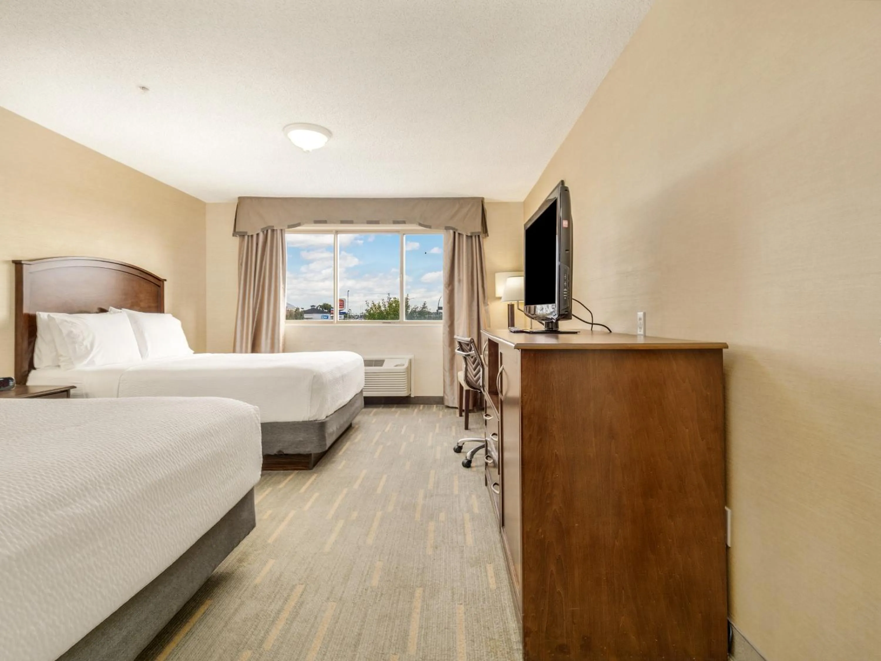 TV and multimedia, Bed in Holiday Inn Lethbridge by IHG