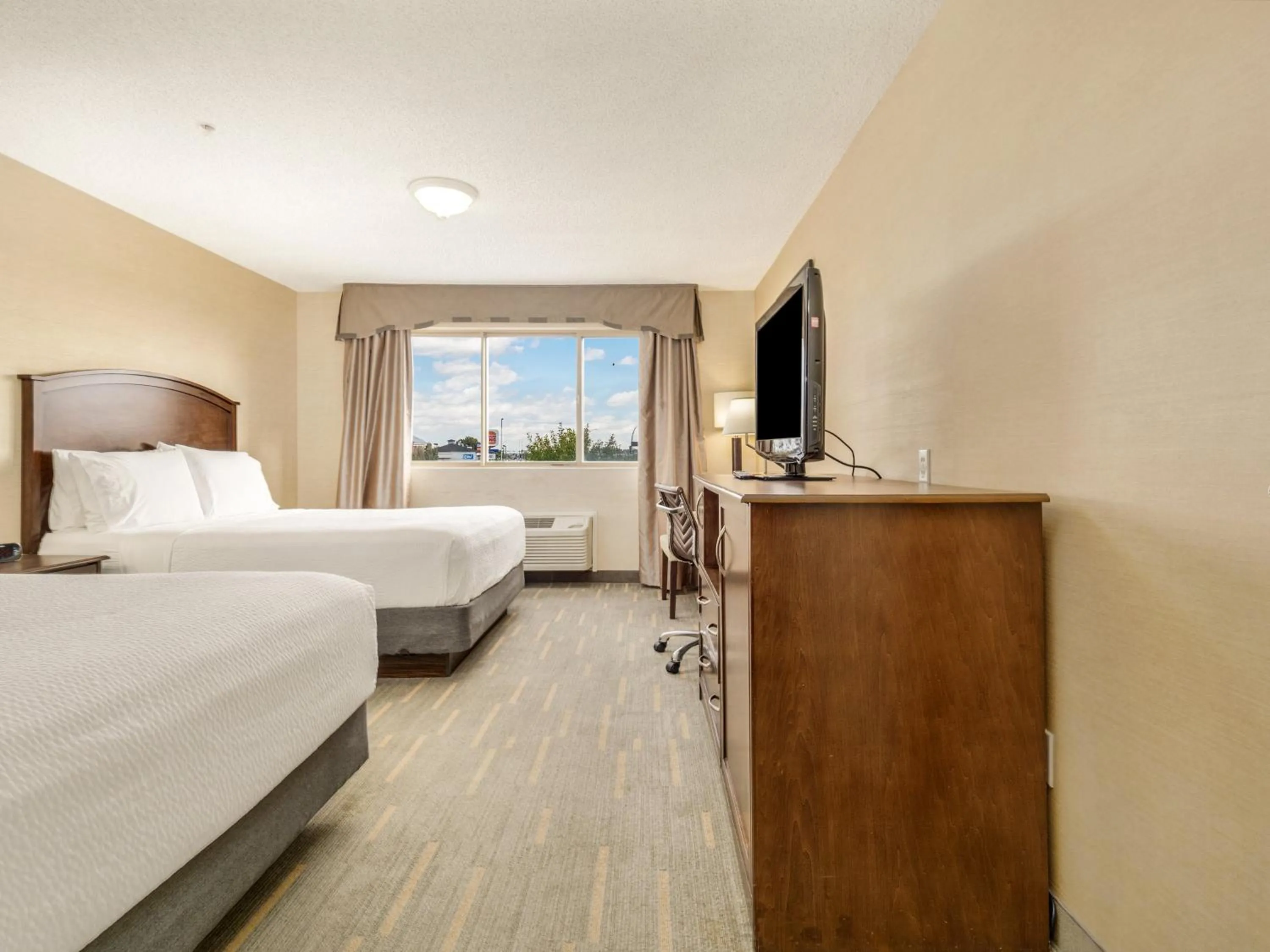 Photo of the whole room, Bed in Holiday Inn Lethbridge by IHG