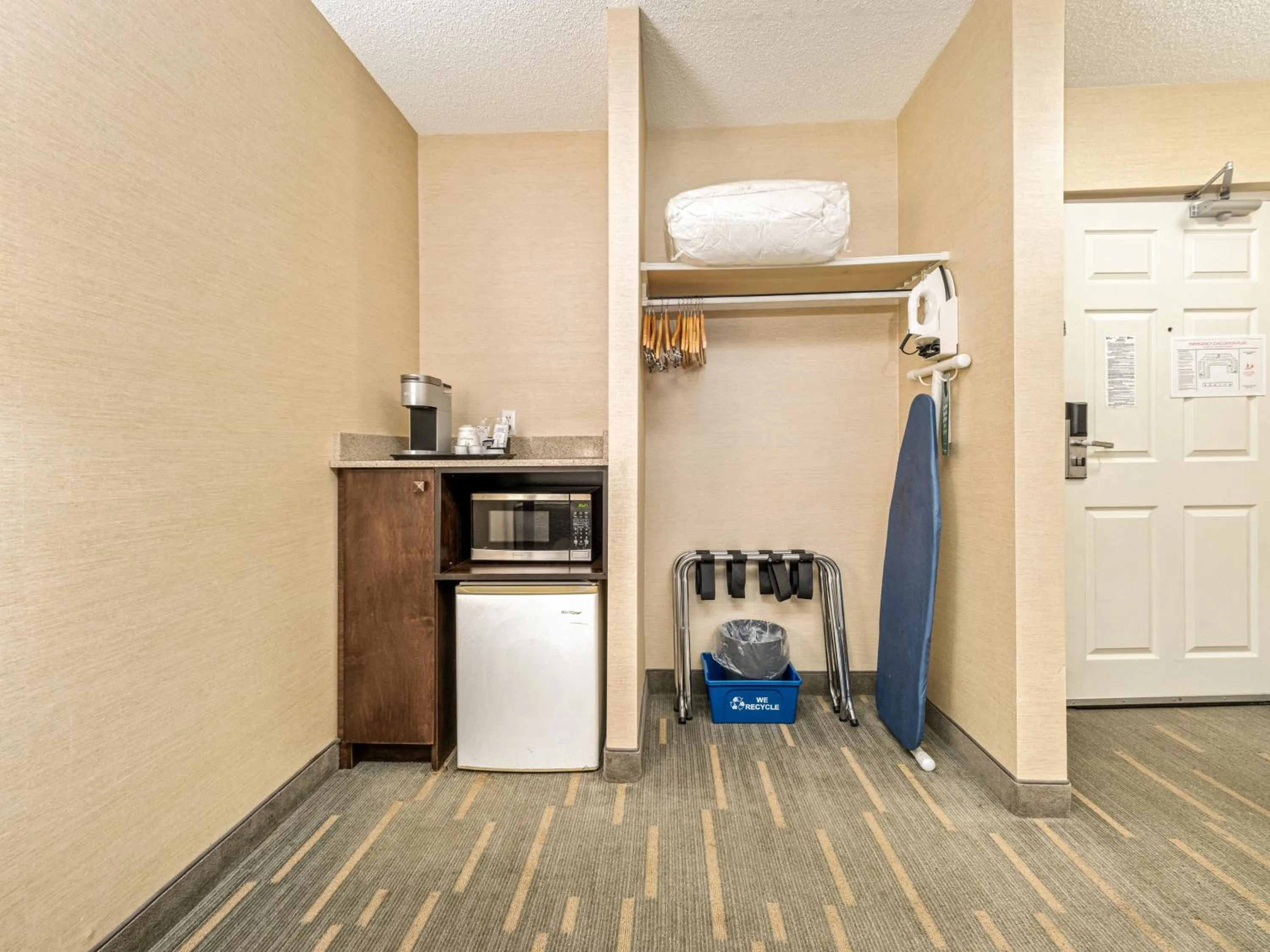 Coffee/tea facilities in Holiday Inn Lethbridge by IHG