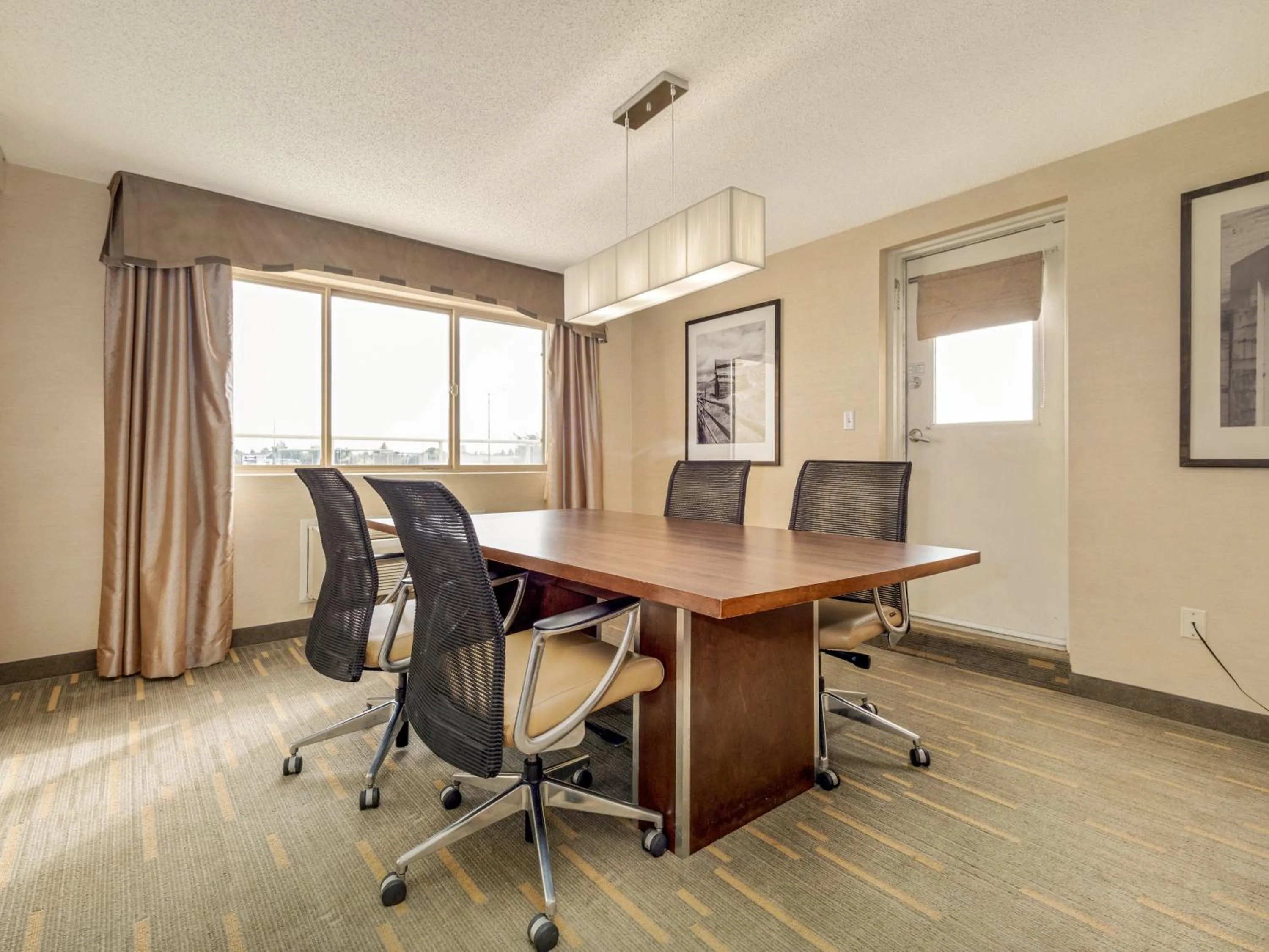 Photo of the whole room in Holiday Inn Lethbridge by IHG