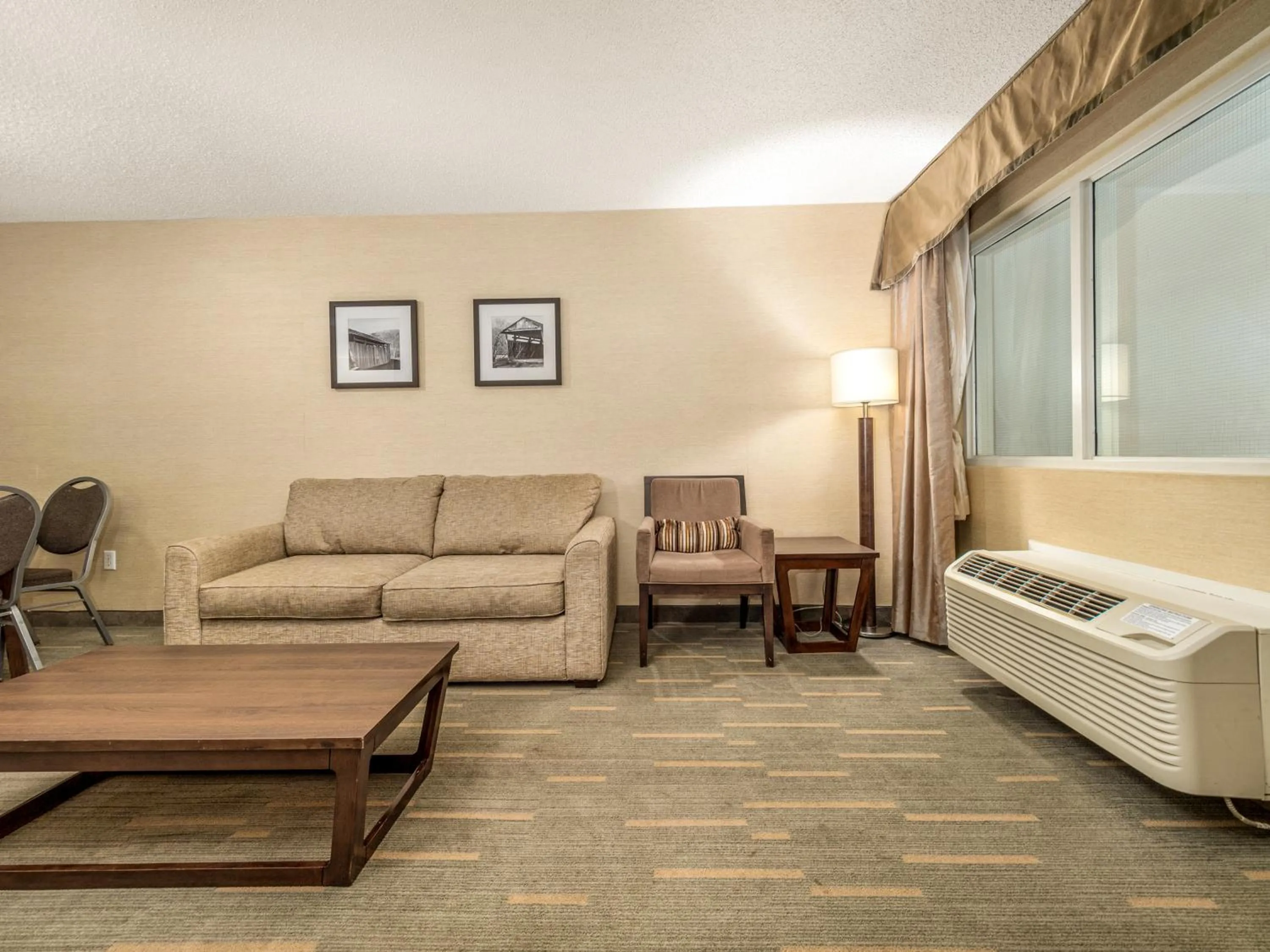 Living room in Holiday Inn Lethbridge by IHG