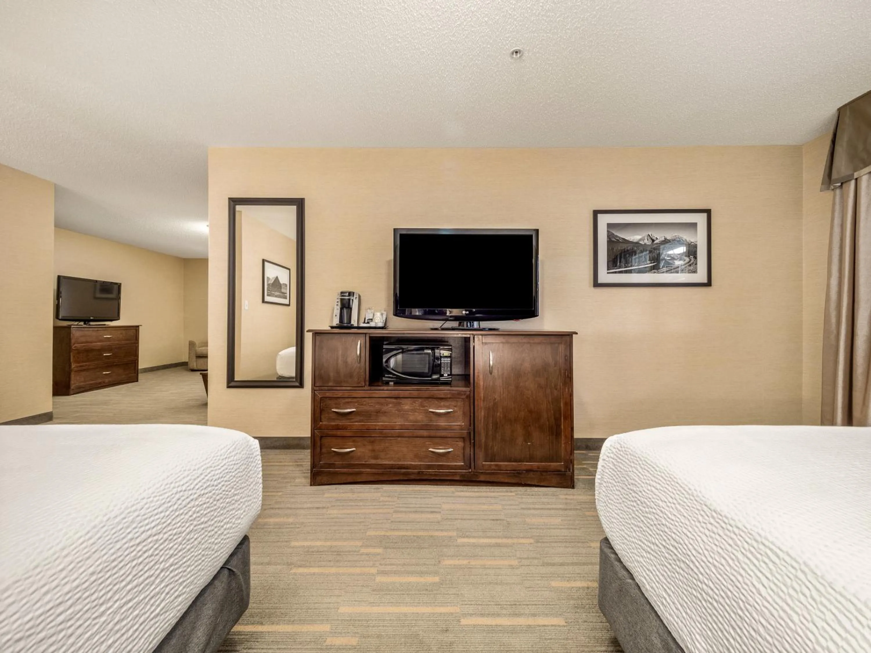 Communal lounge/ TV room, Bed in Holiday Inn Lethbridge by IHG