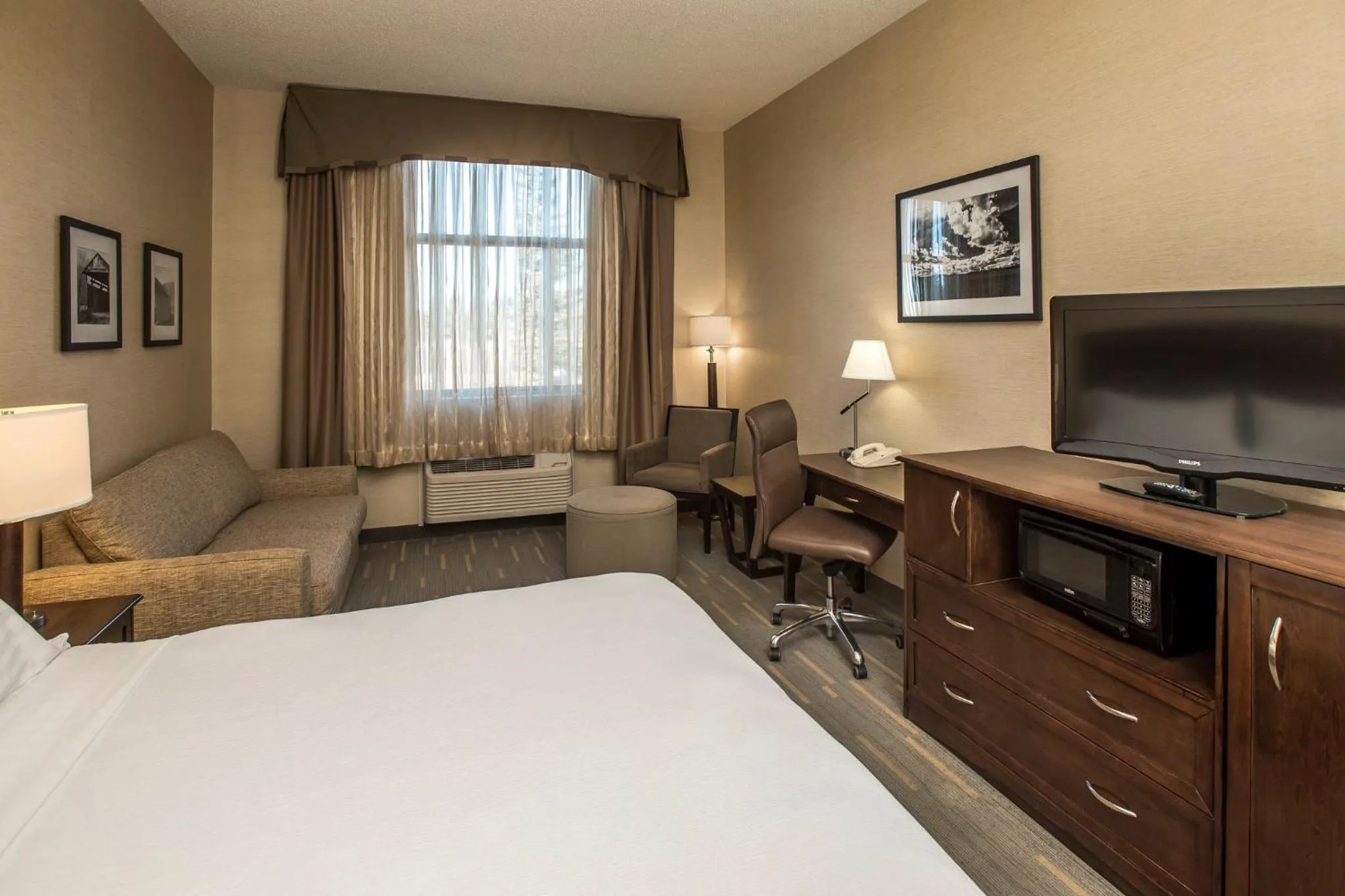 Photo of the whole room, Bed in Holiday Inn Lethbridge by IHG