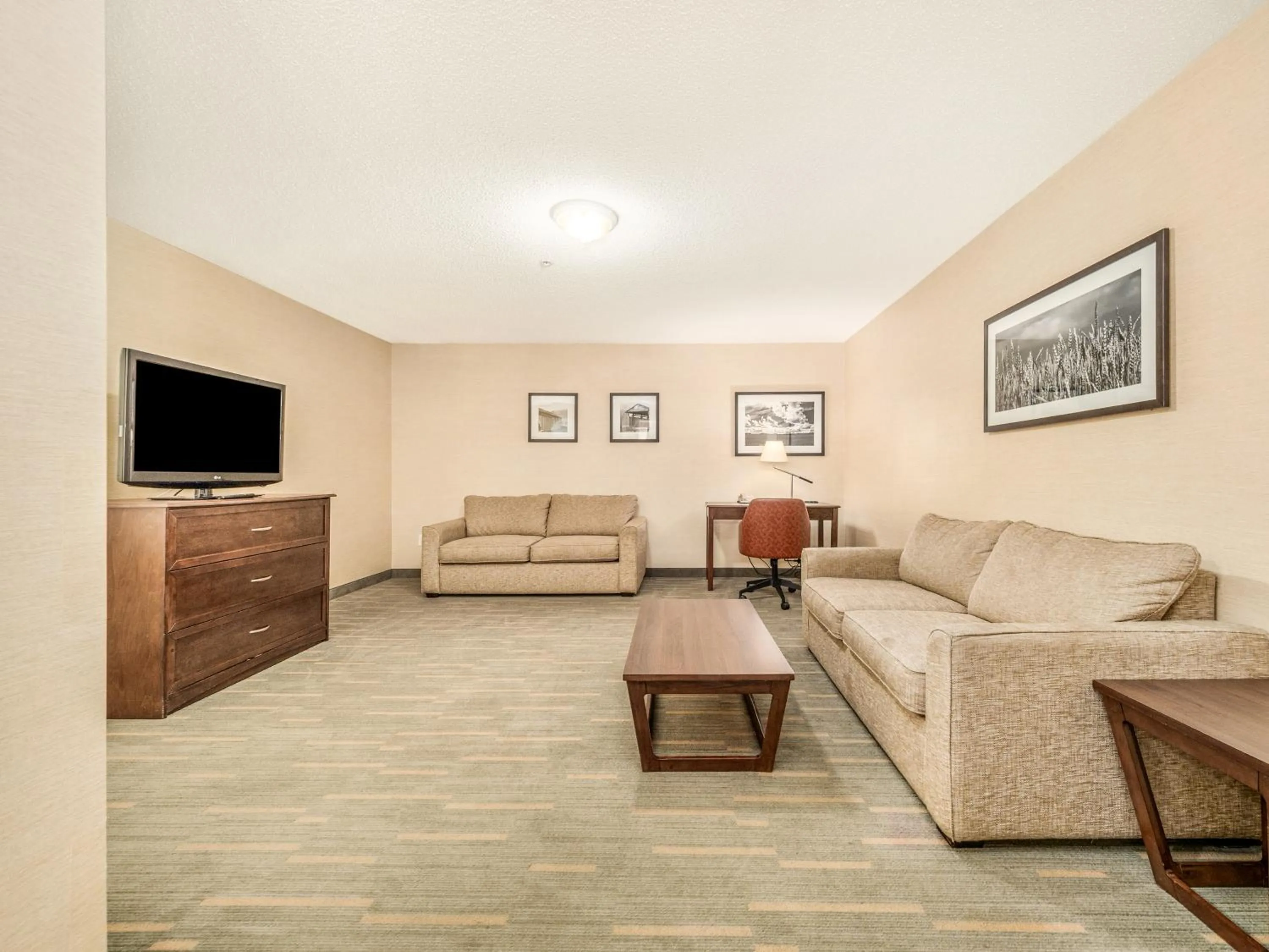 Living room in Holiday Inn Lethbridge by IHG