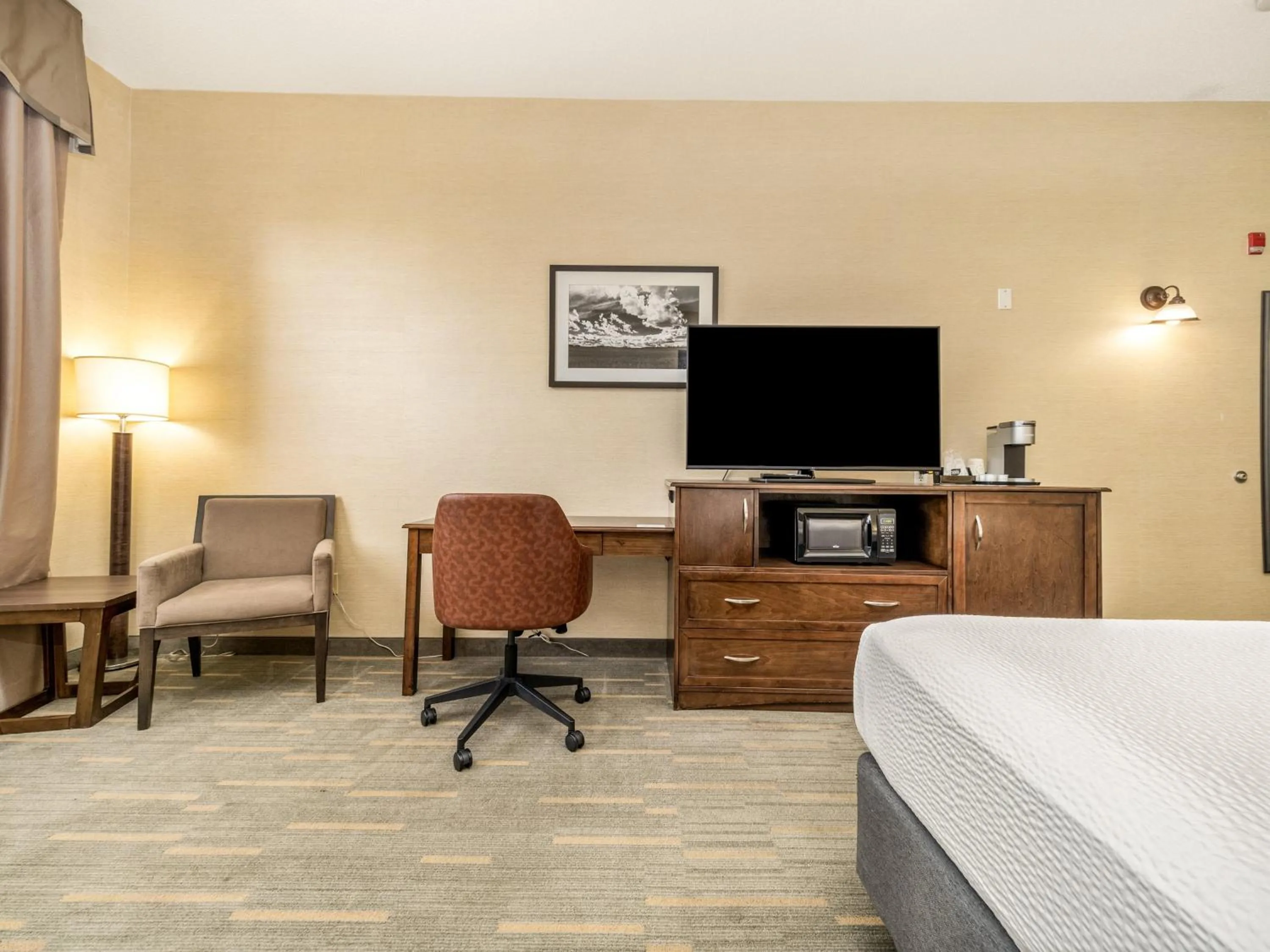 Photo of the whole room, Bed in Holiday Inn Lethbridge by IHG