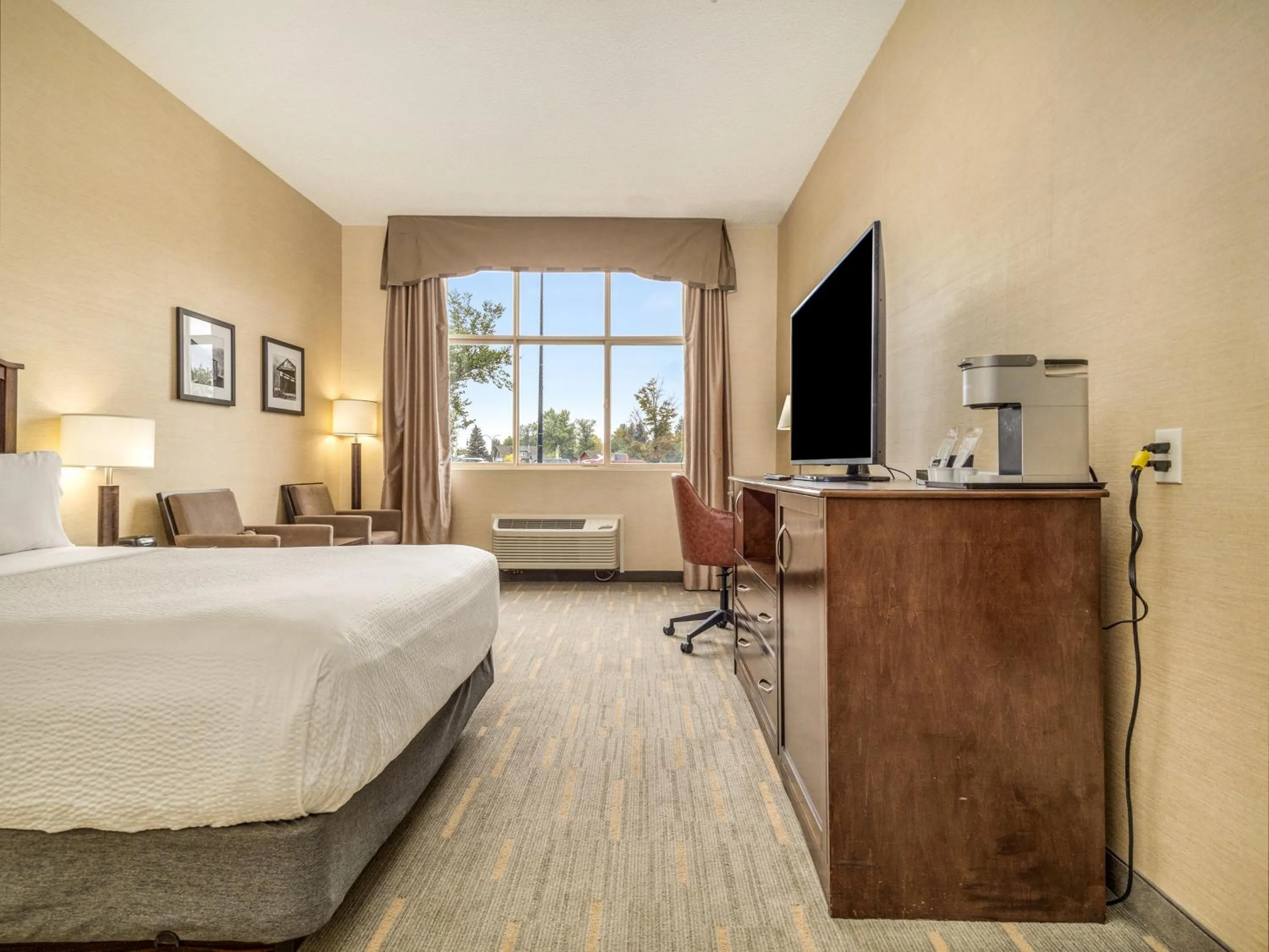 TV and multimedia, Bed in Holiday Inn Lethbridge by IHG