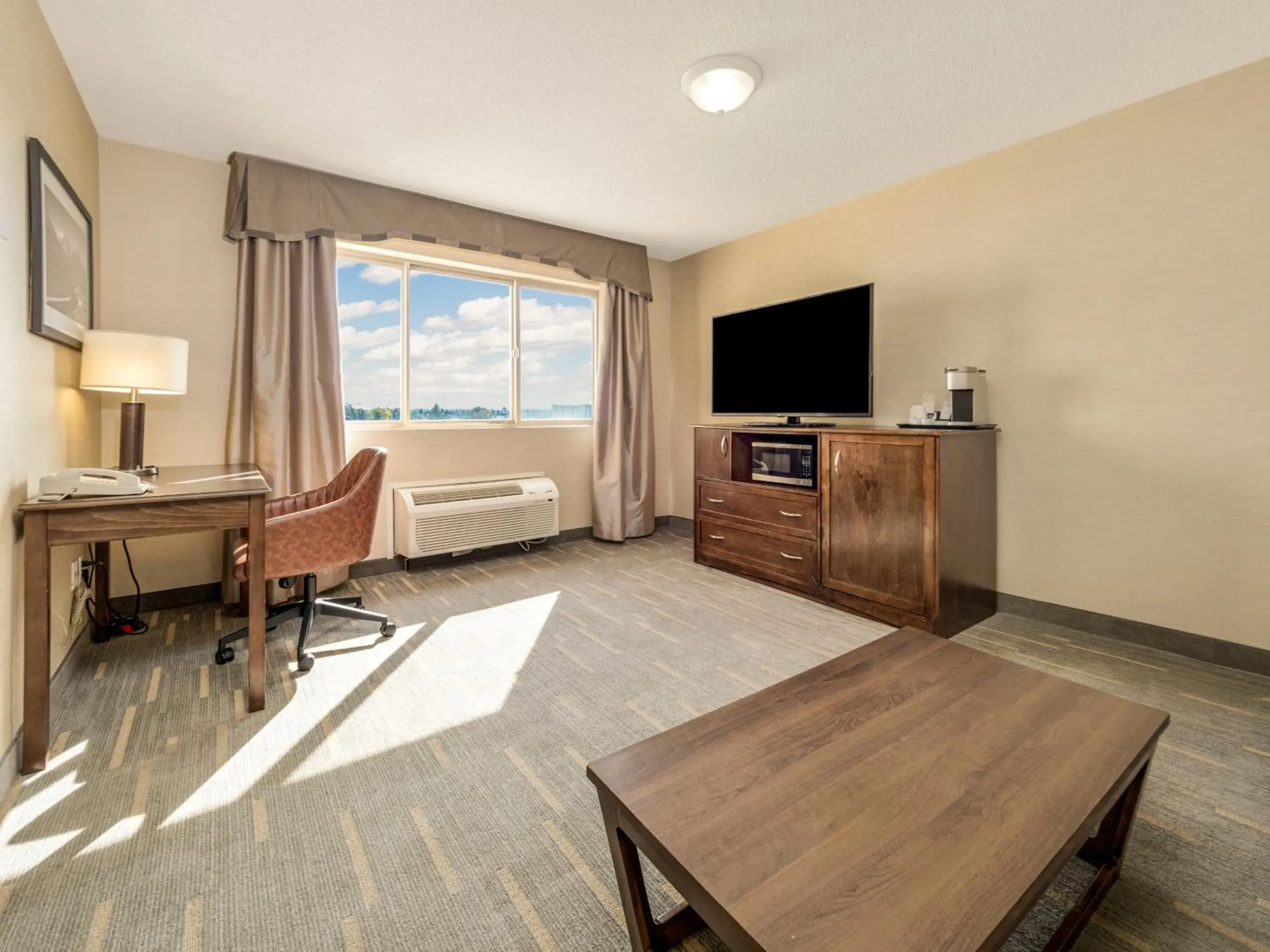 One-Bedroom Queen Suite with Two Queen Beds and Sofa Bed in Holiday Inn Lethbridge by IHG One-Bedroom Queen Suite with Two Queen Beds and Sofa Bed in Holiday Inn Lethbridge by IHG