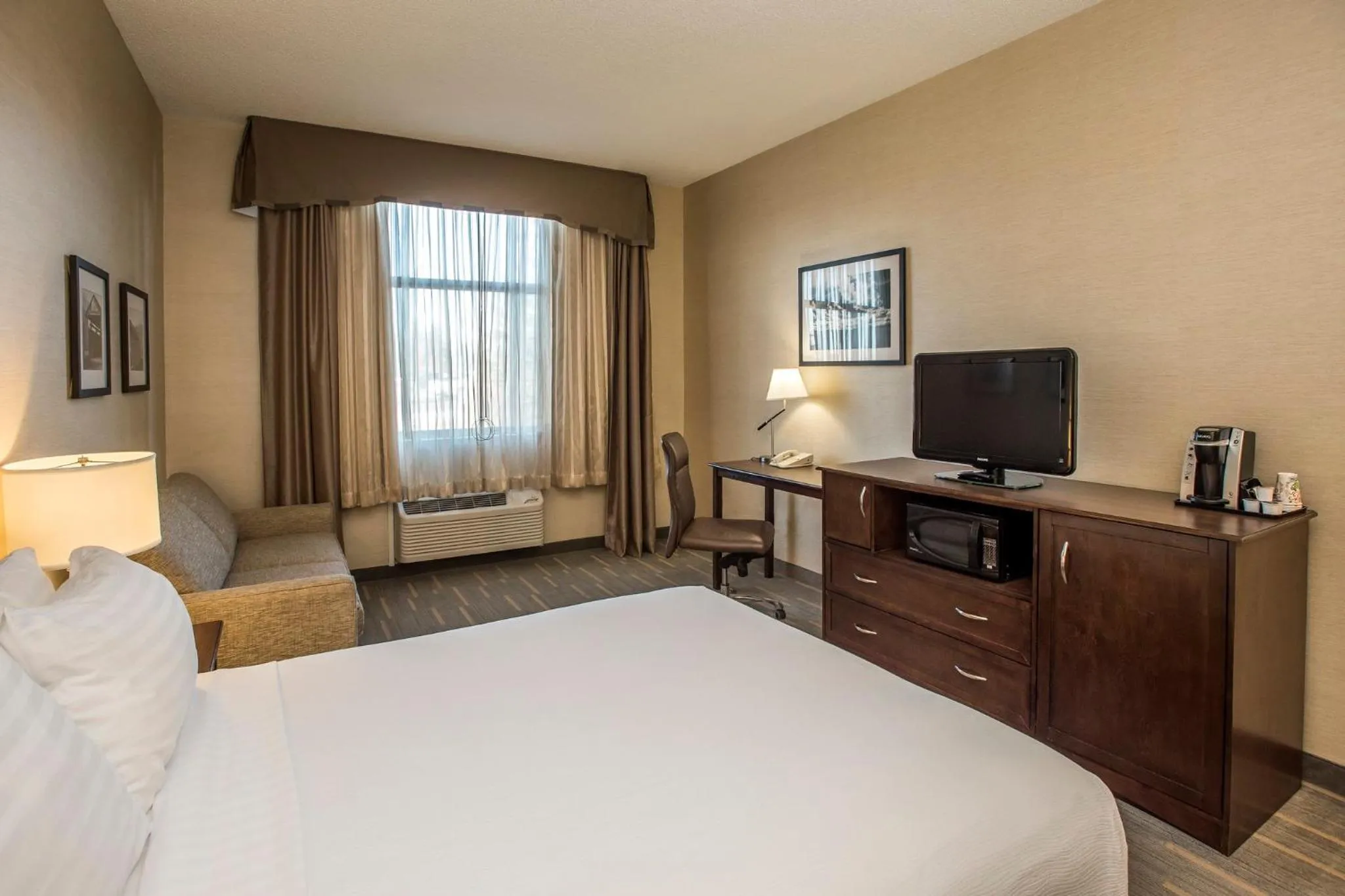 Photo of the whole room, Bed in Holiday Inn Lethbridge by IHG