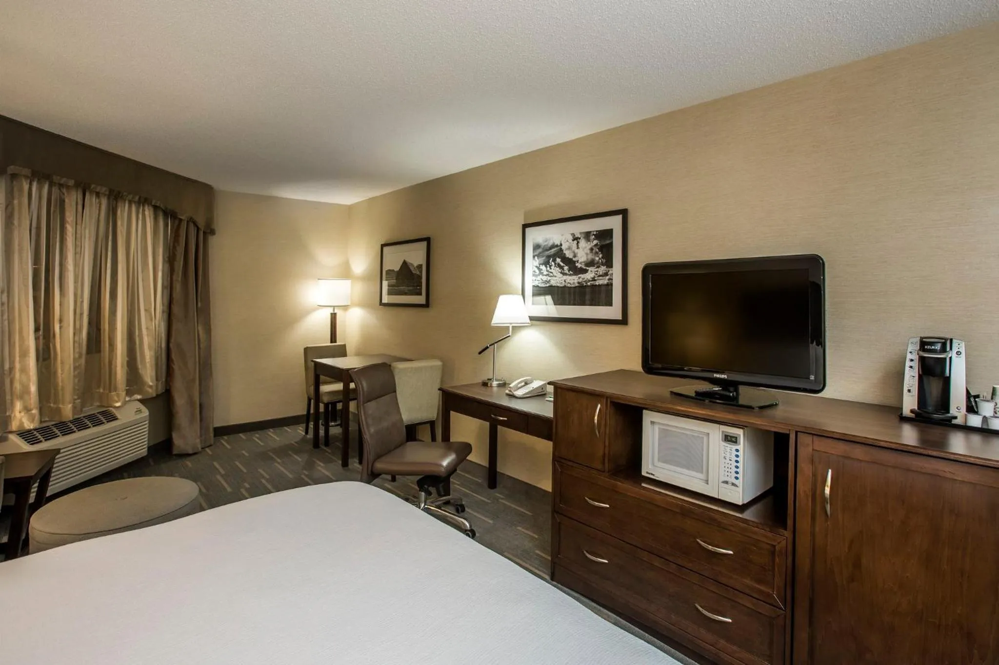 Photo of the whole room, Bed in Holiday Inn Lethbridge by IHG