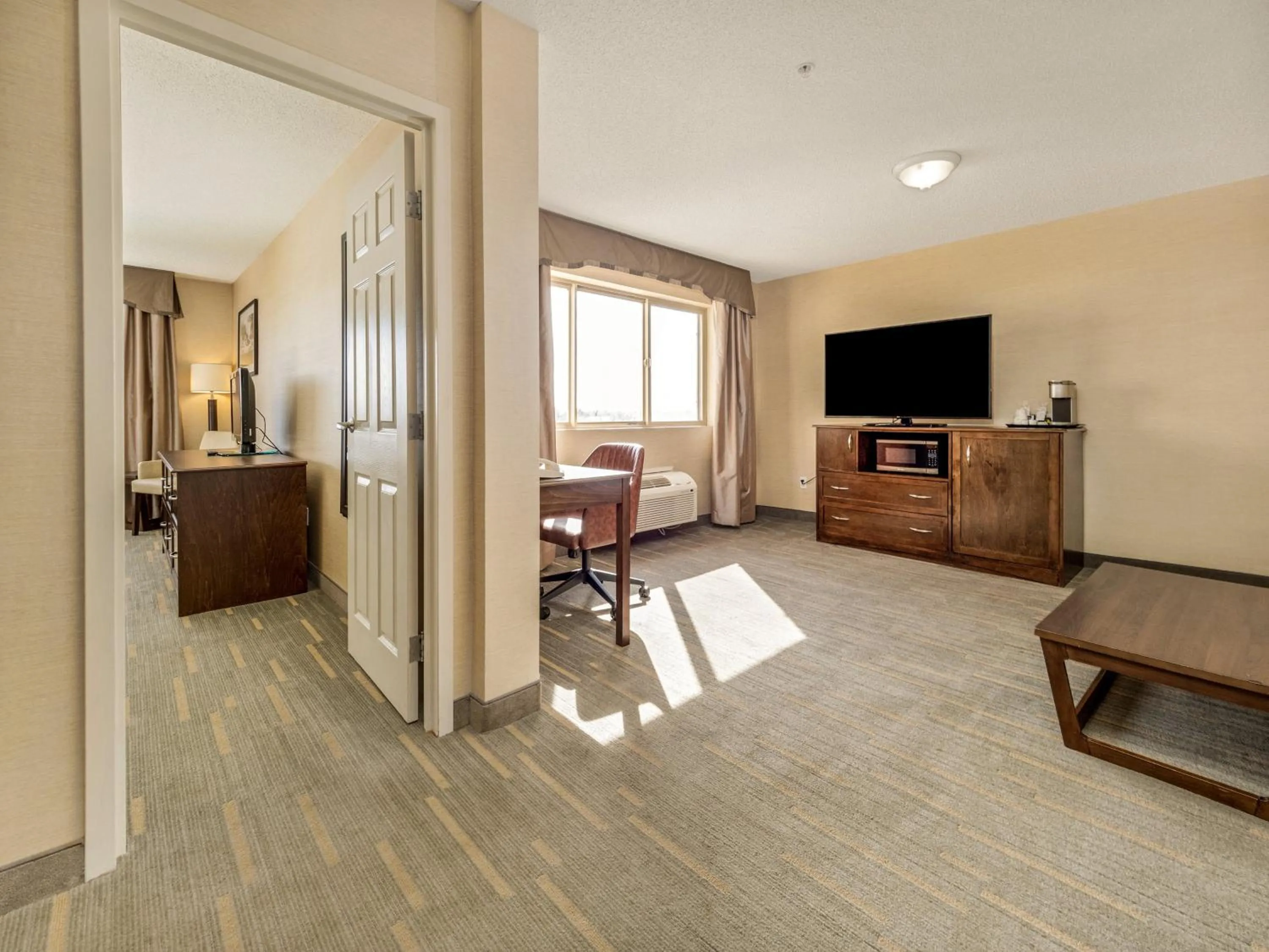 Coffee/tea facilities in Holiday Inn Lethbridge by IHG