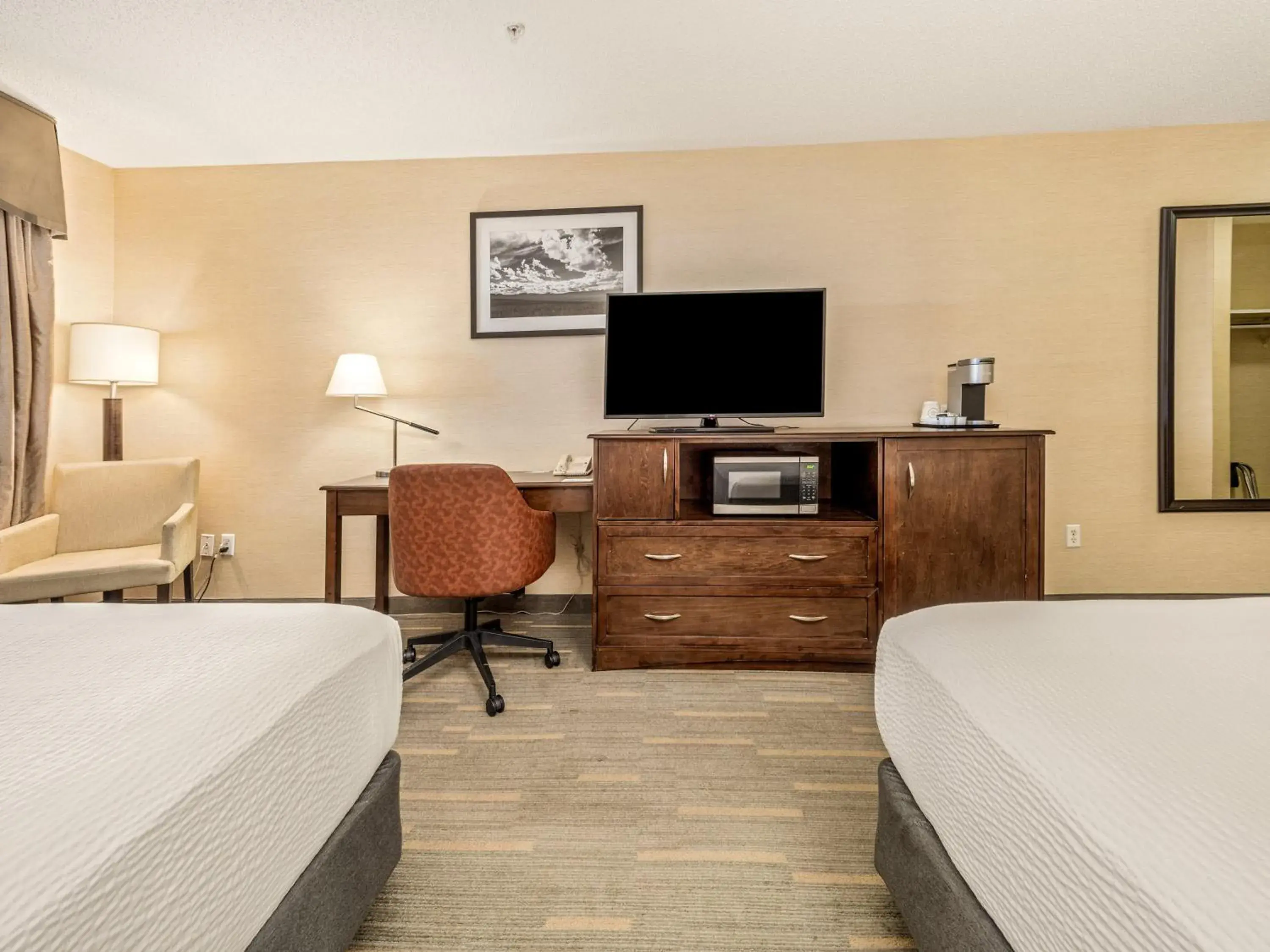 TV and multimedia, Bed in Holiday Inn Lethbridge by IHG TV and multimedia, Bed in Holiday Inn Lethbridge by IHG