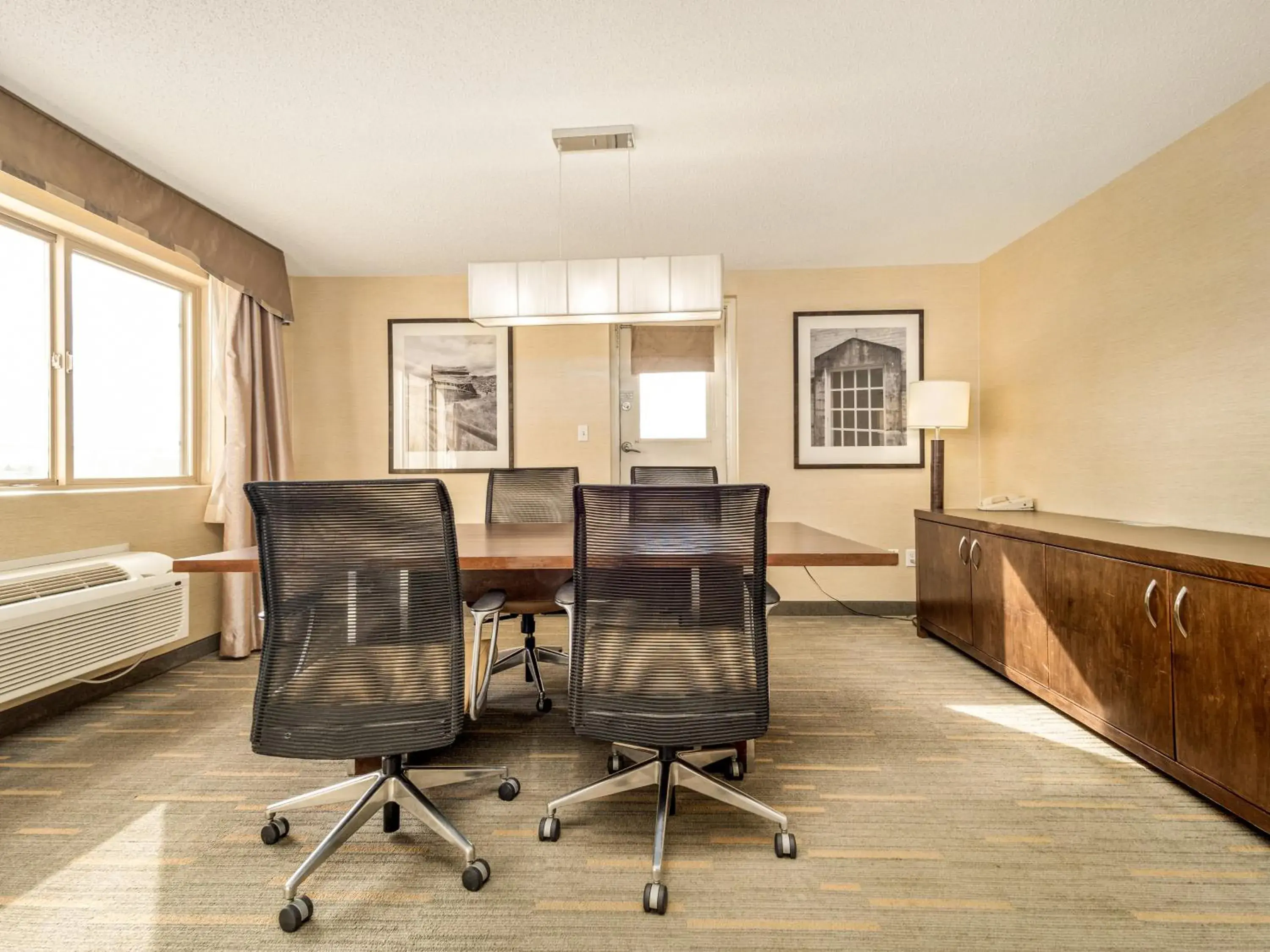 Balcony/Terrace, Bed in Holiday Inn Lethbridge by IHG Balcony/Terrace, Bed in Holiday Inn Lethbridge by IHG