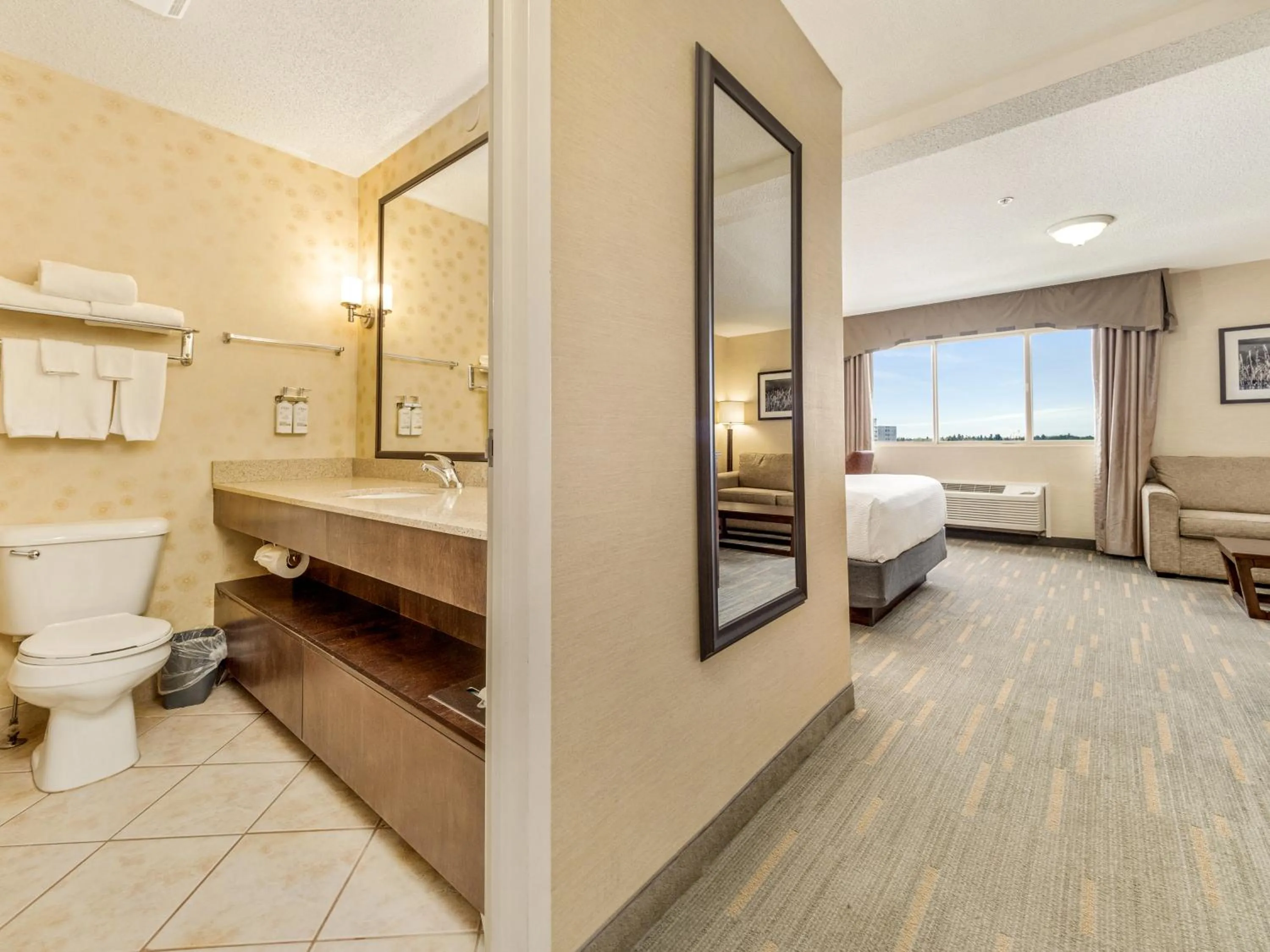 Toilet, Bed in Holiday Inn Lethbridge by IHG
