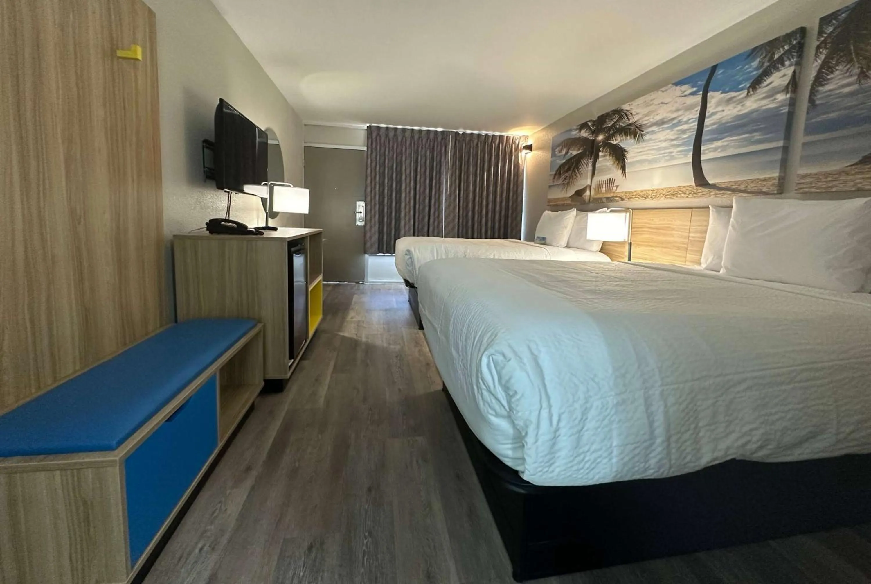 Photo of the whole room, Bed in Days Inn by Wyndham Fort Myers