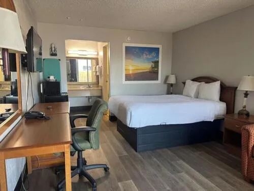 Bed in Days Inn by Wyndham Fort Myers