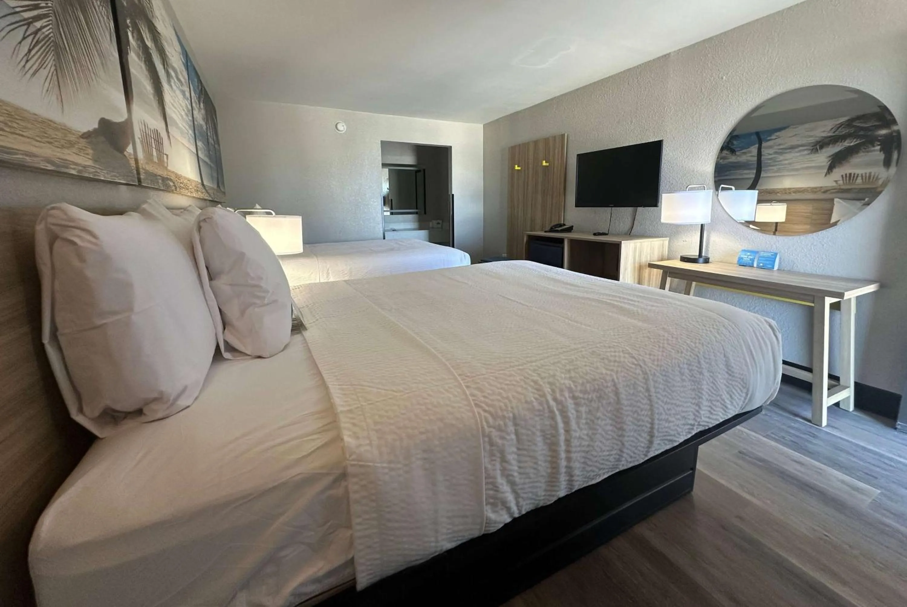 Photo of the whole room, Bed in Days Inn by Wyndham Fort Myers