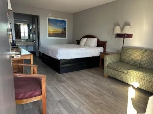 Bed in Days Inn by Wyndham Fort Myers