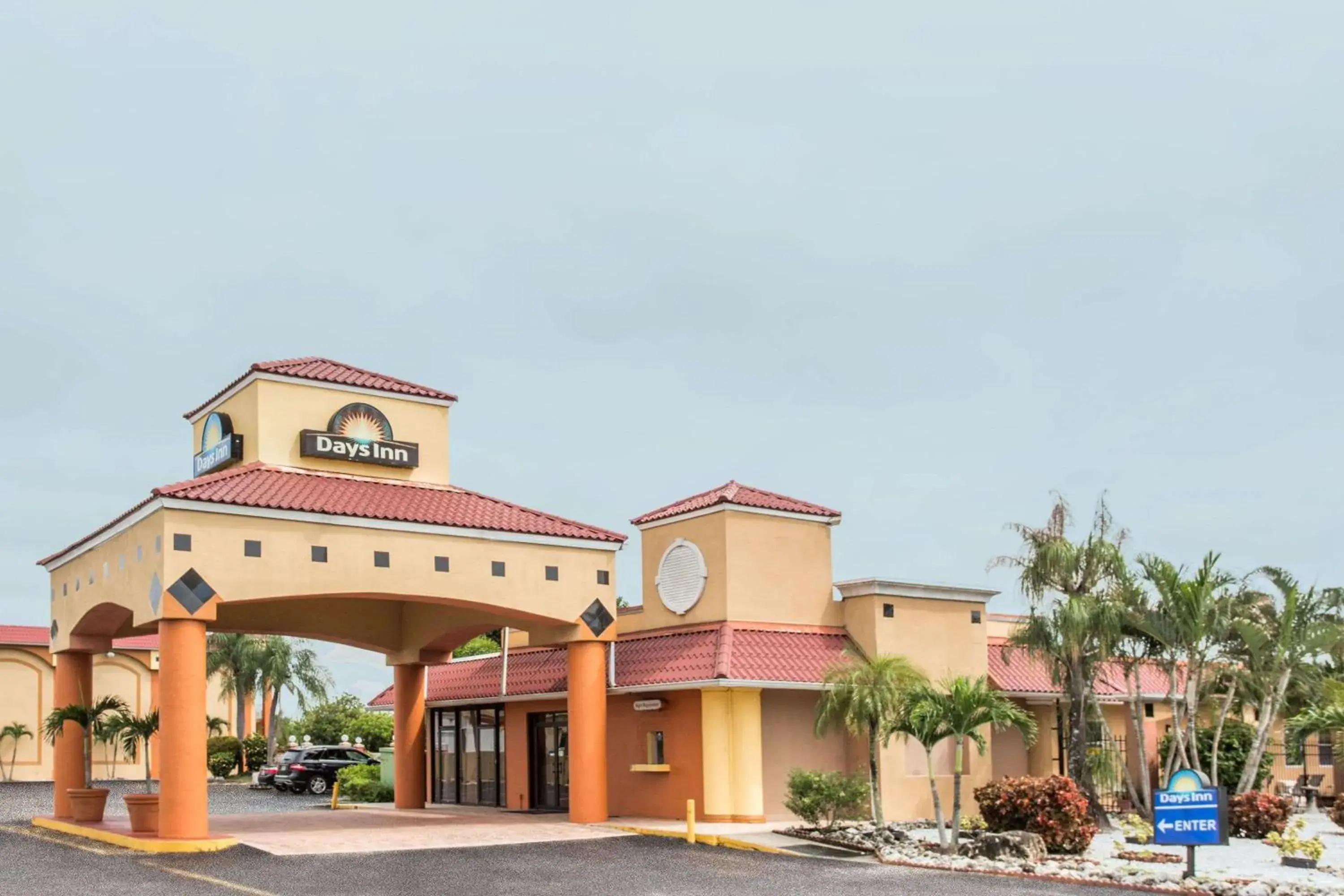 Property building in Days Inn by Wyndham Fort Myers Property building in Days Inn by Wyndham Fort Myers
