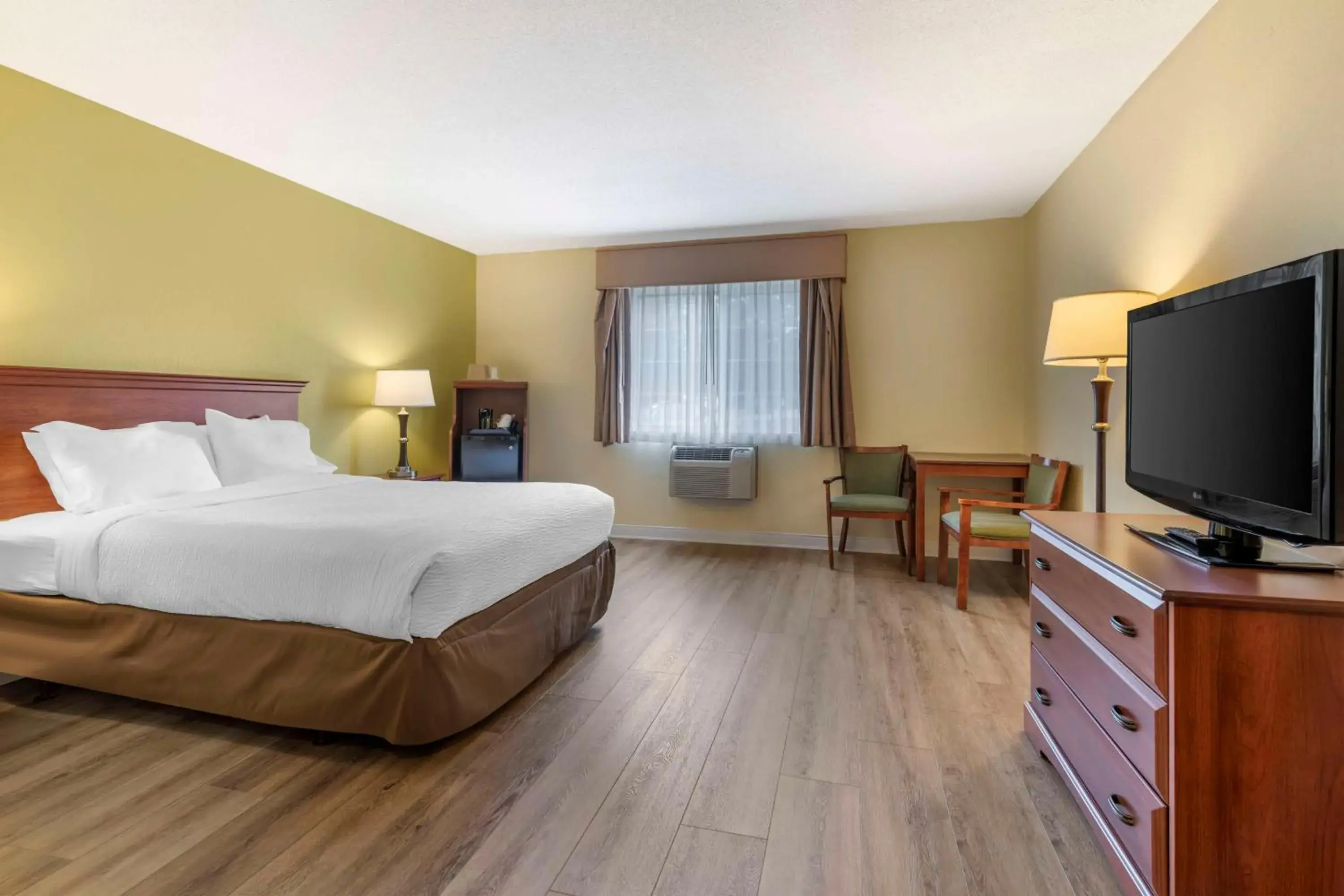 Queen Room - Disability Access Tub in Best Western York Inn Queen Room - Disability Access Tub in Best Western York Inn