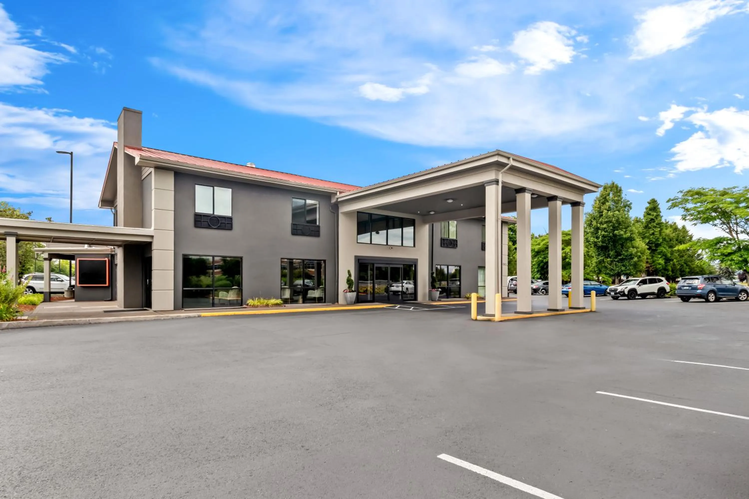 Property building in Red Lion Hotel Portland Airport