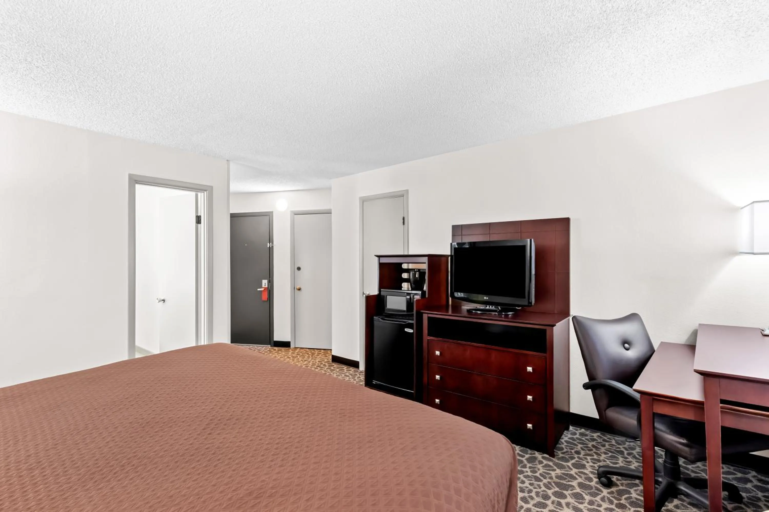 TV and multimedia, Bed in Red Lion Hotel Portland Airport